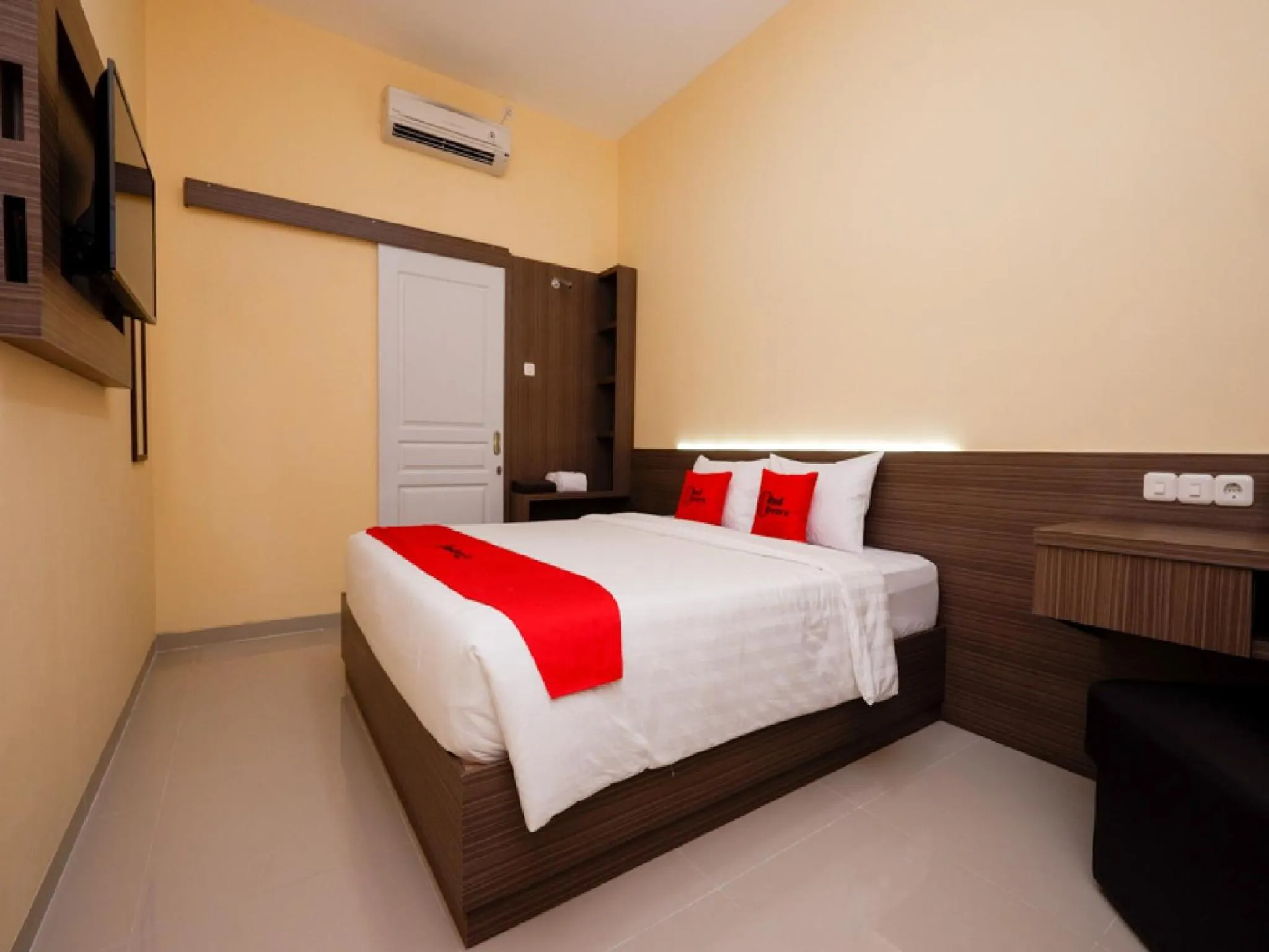 Bedroom, Bed in RedDoorz Plus near Paragon Mall Semarang