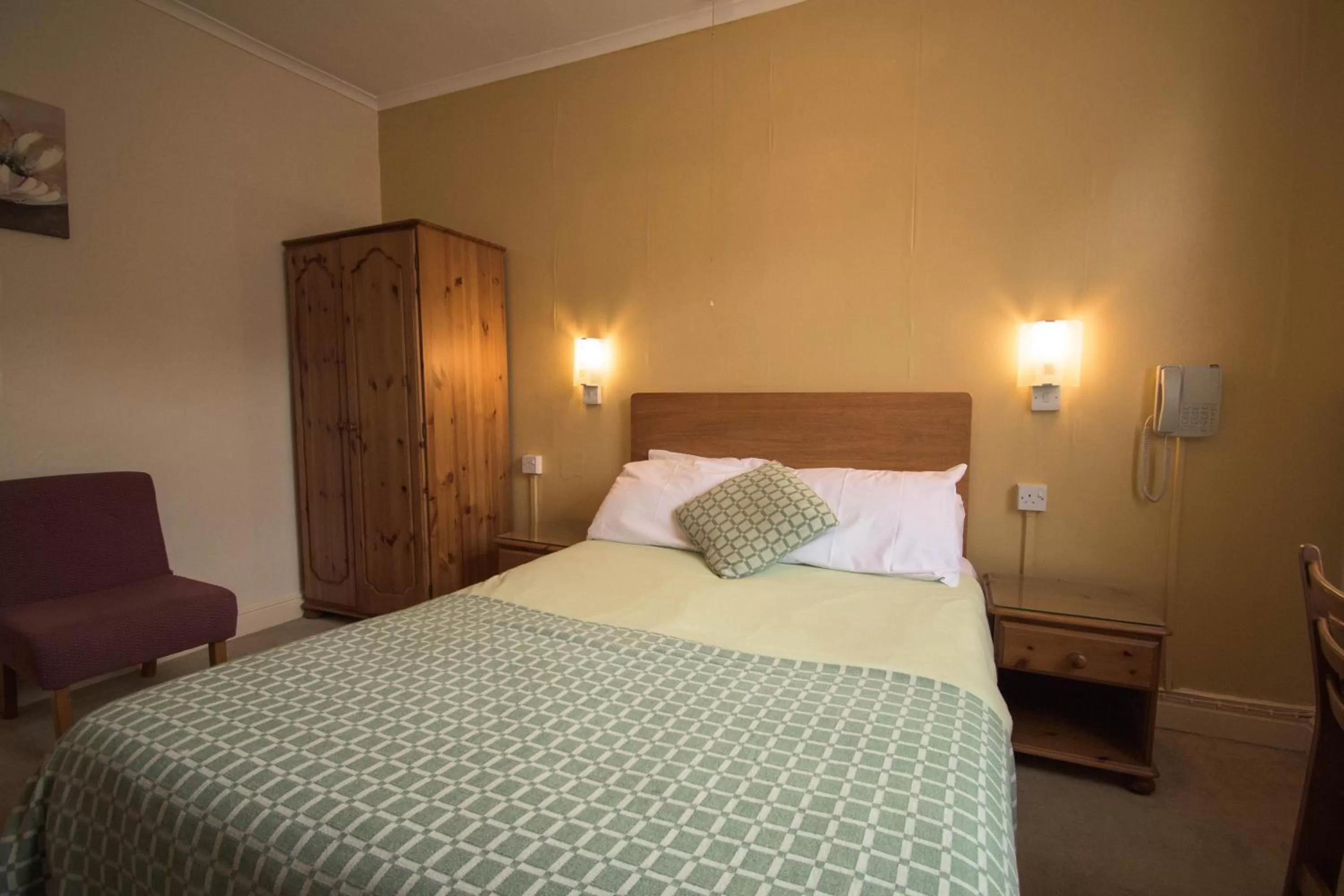 Photo of the whole room, Bed in Pinegrove Hotel