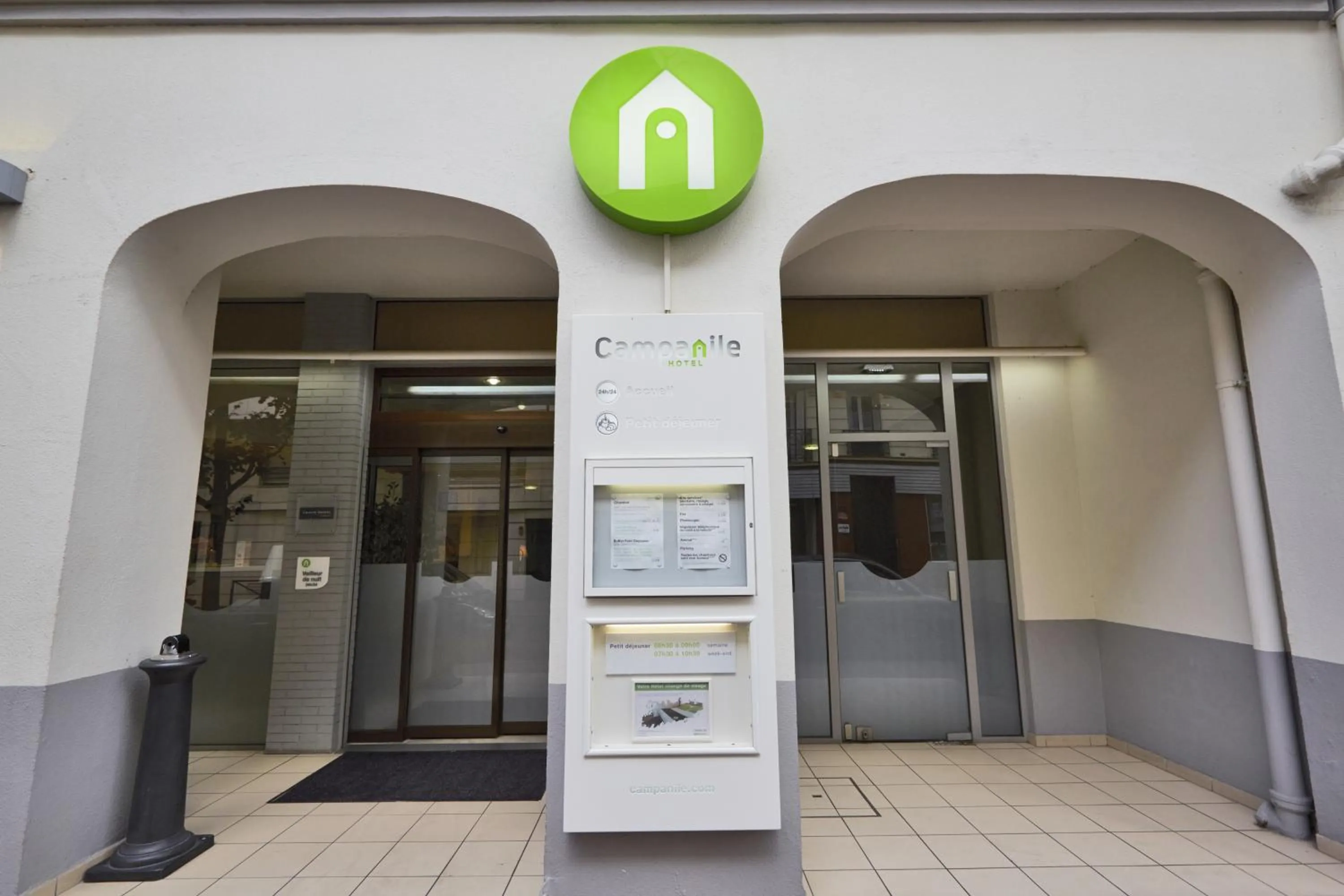 Facade/entrance in Campanile Paris Ouest - Porte de Champerret Levallois
