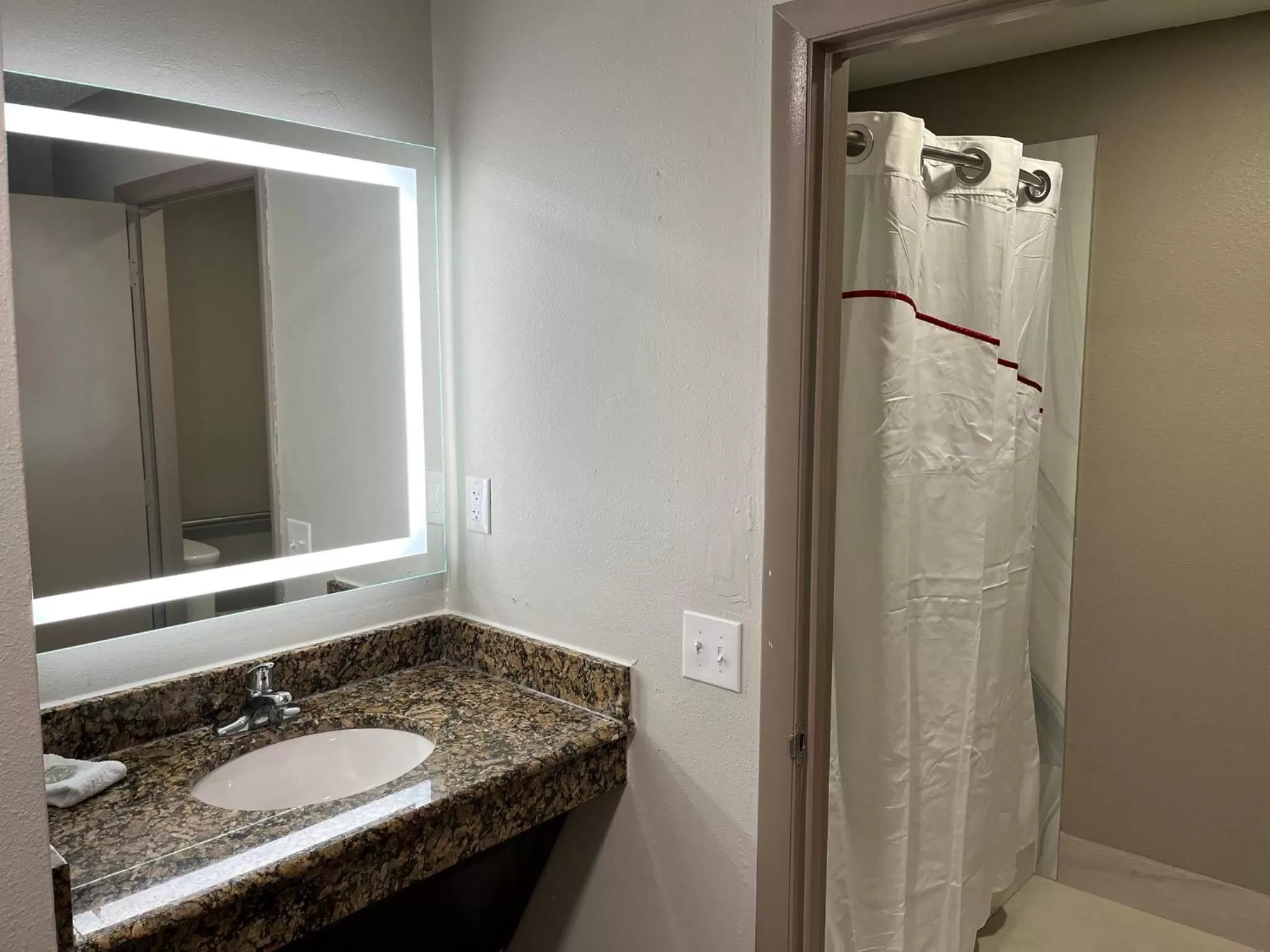 Bathroom in Mulberry Inn and Plaza