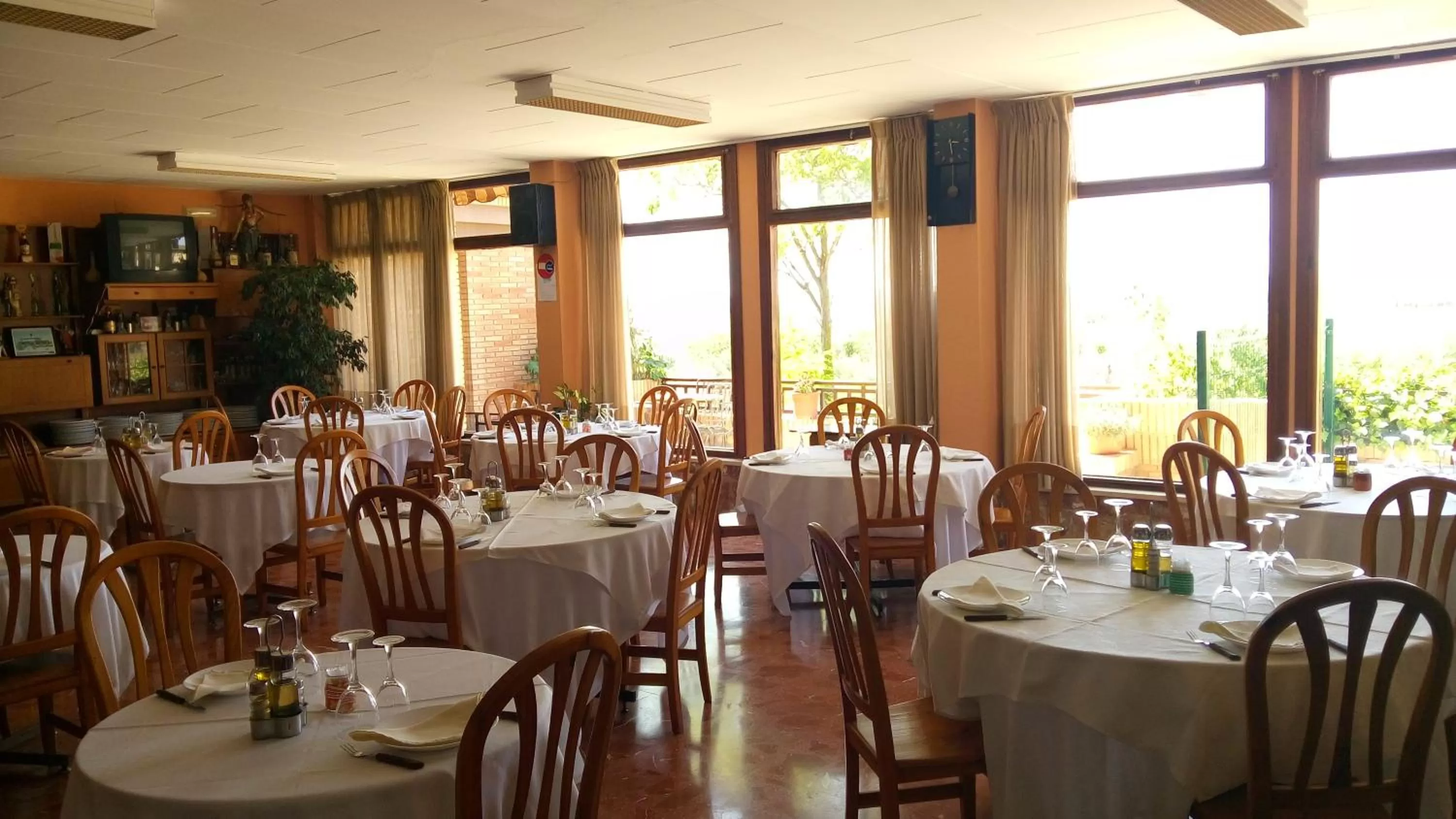 Restaurant/places to eat in Hotel-Motel Sol II