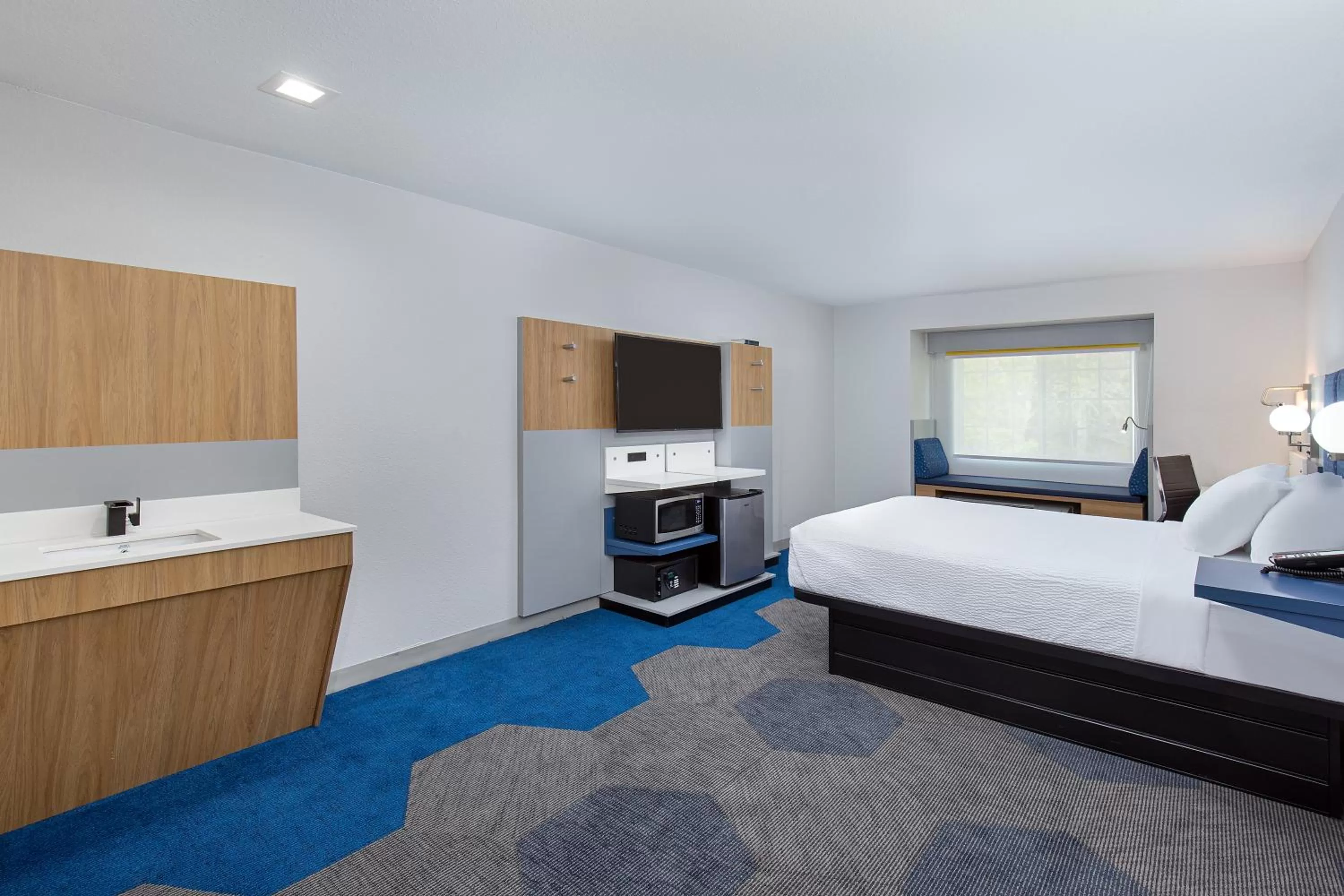 View (from property/room), Bed in Microtel Inn & Suites by Wyndham Manchester - Newly Renovated