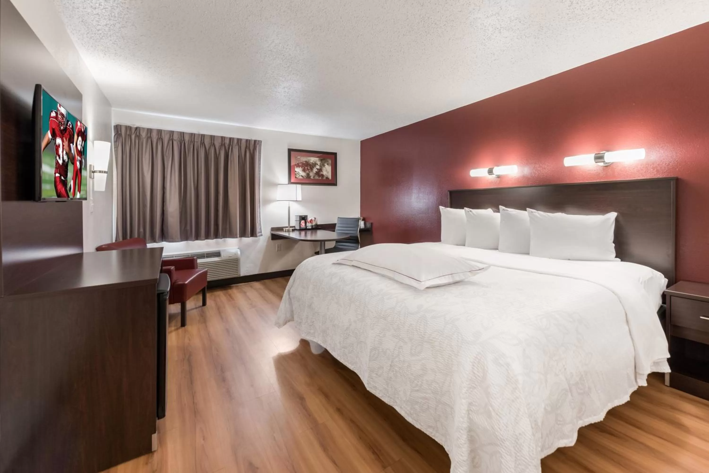 Photo of the whole room, Bed in Red Roof Inn PLUS+ Columbus - Worthington