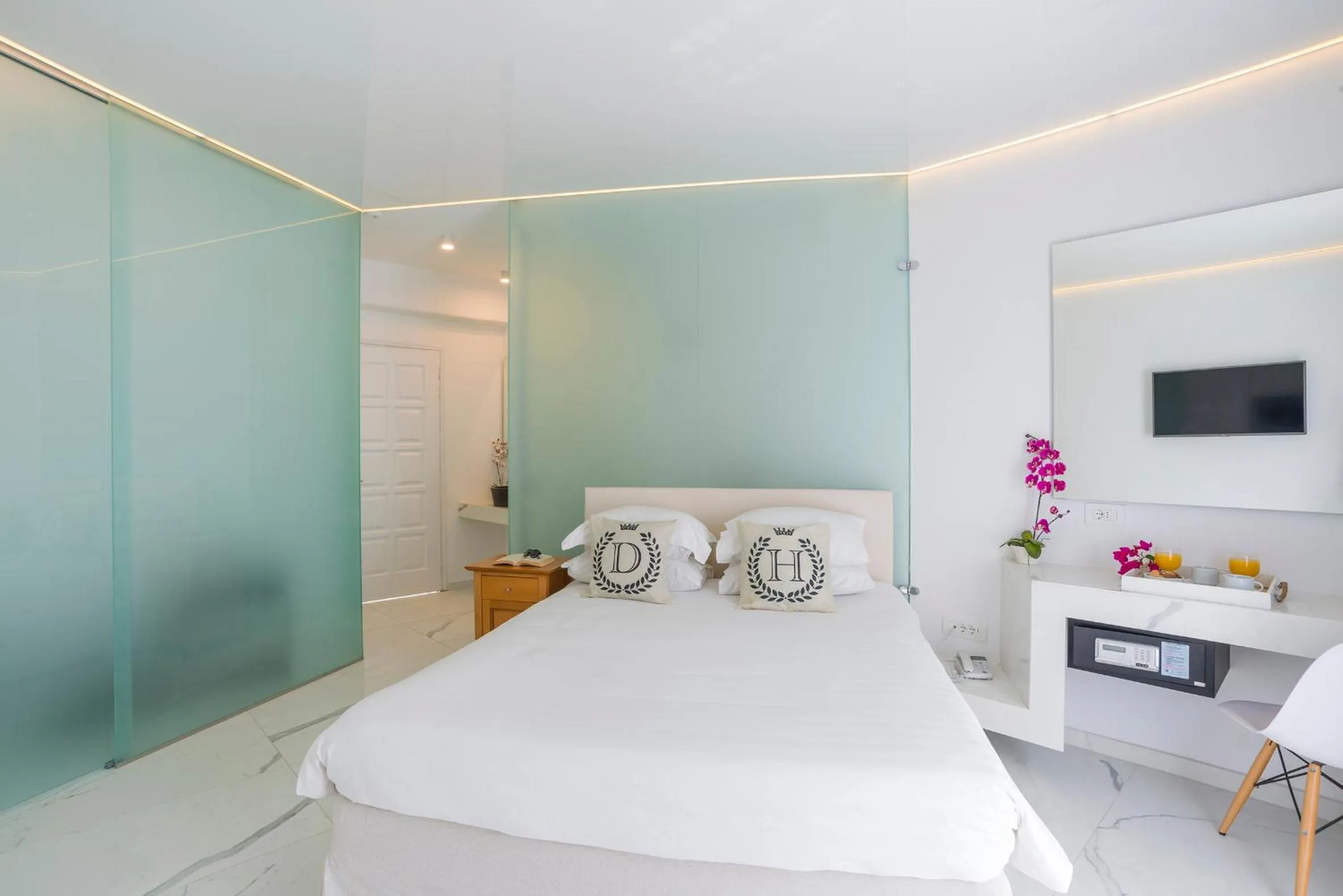 Shower, Bed in Dionysos Luxury Hotel Mykonos