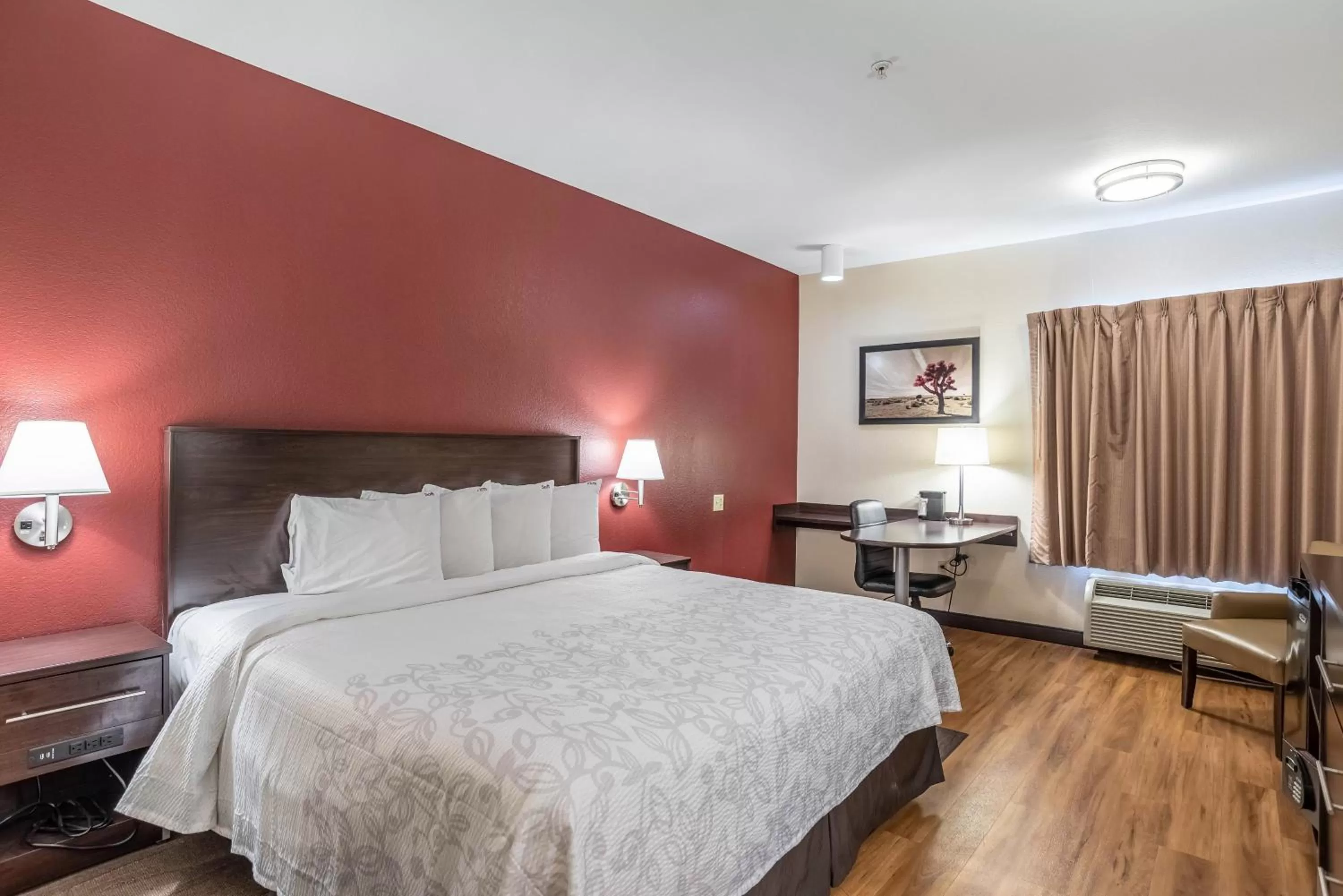 Photo of the whole room, Bed in Red Roof Inn PLUS + Phoenix West