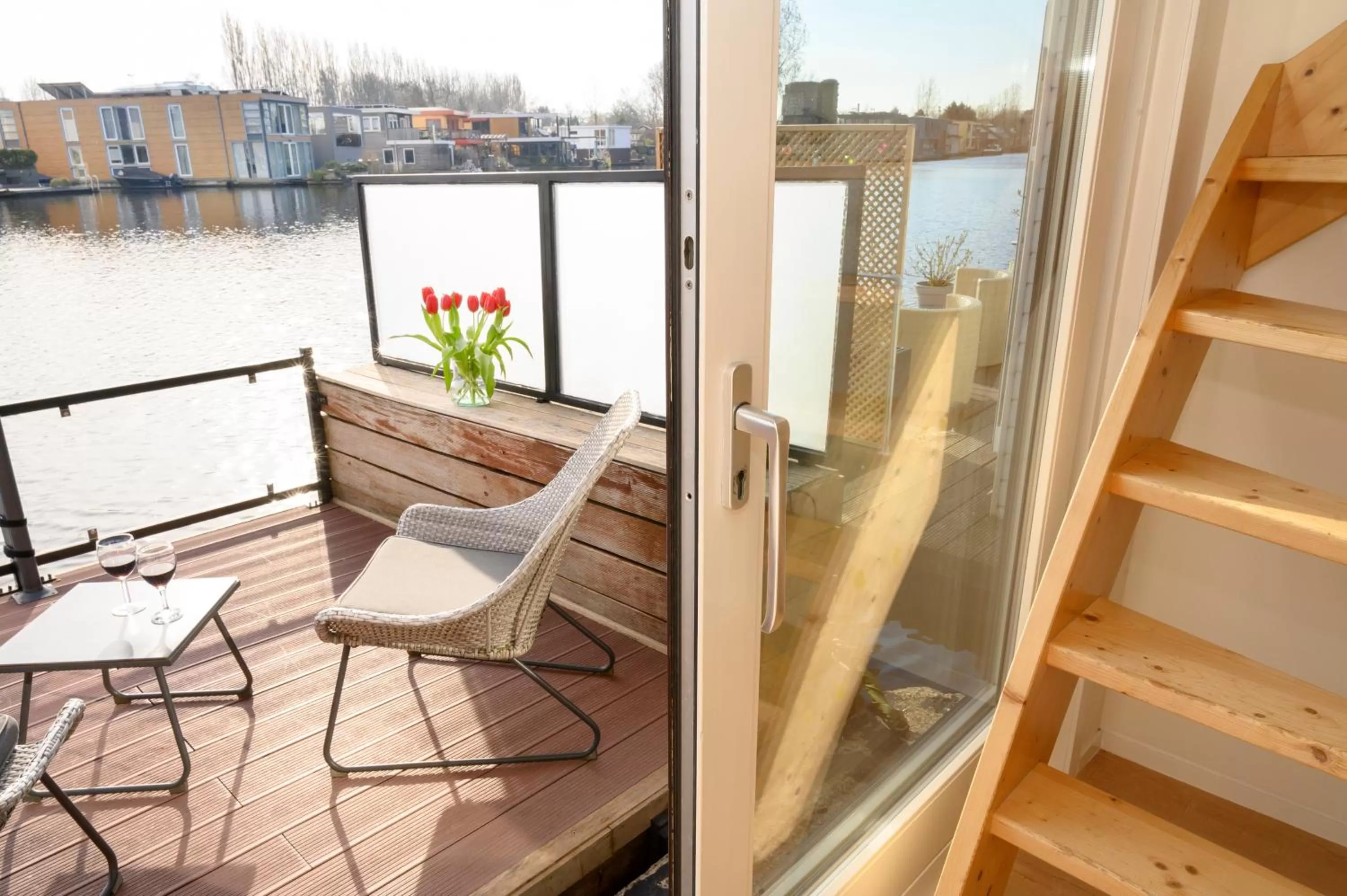 Houseboat studio with canalview and free bikes