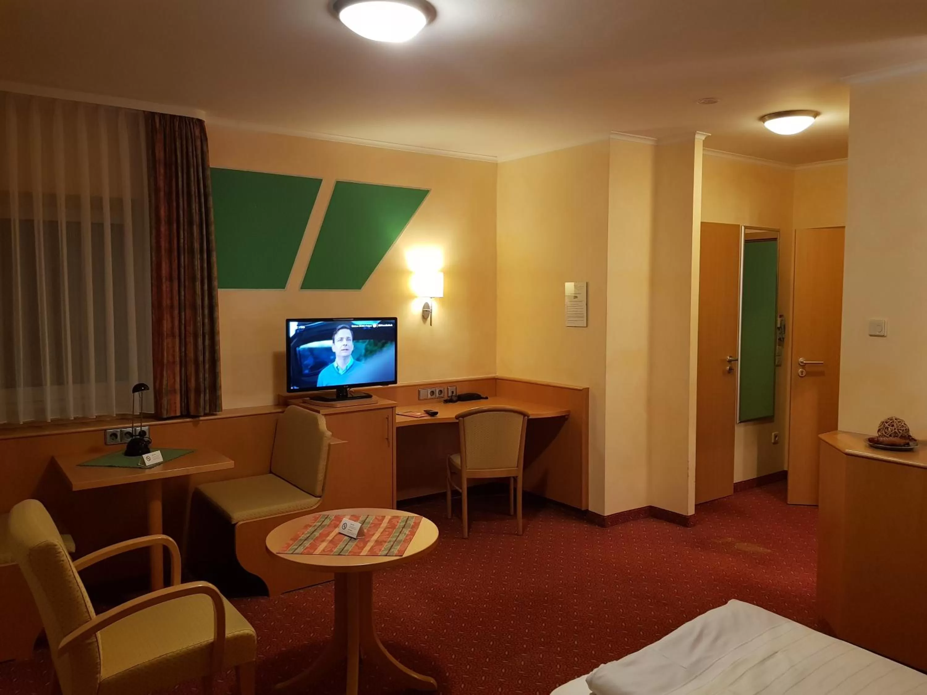 Seating area, Bed in Hotel-Restaurant Fröhlich