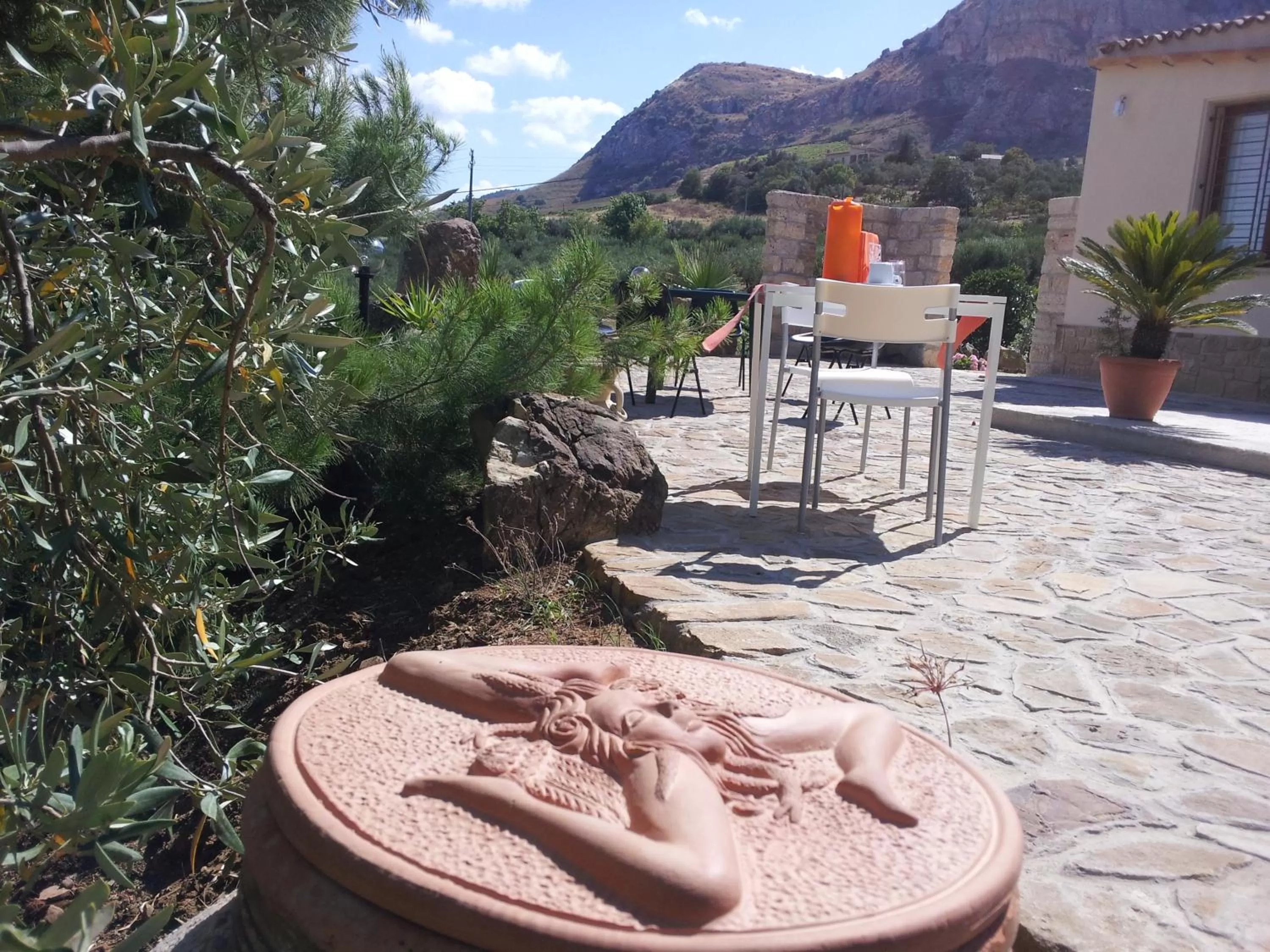 Facade/entrance in La Suite Di Segesta