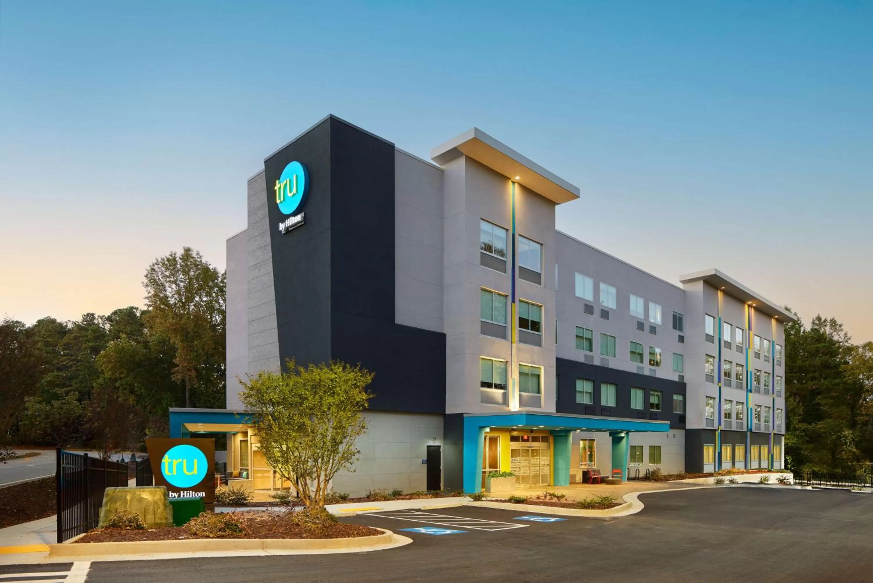 Property building in Tru By Hilton Atlanta Northlake Parkway, Ga