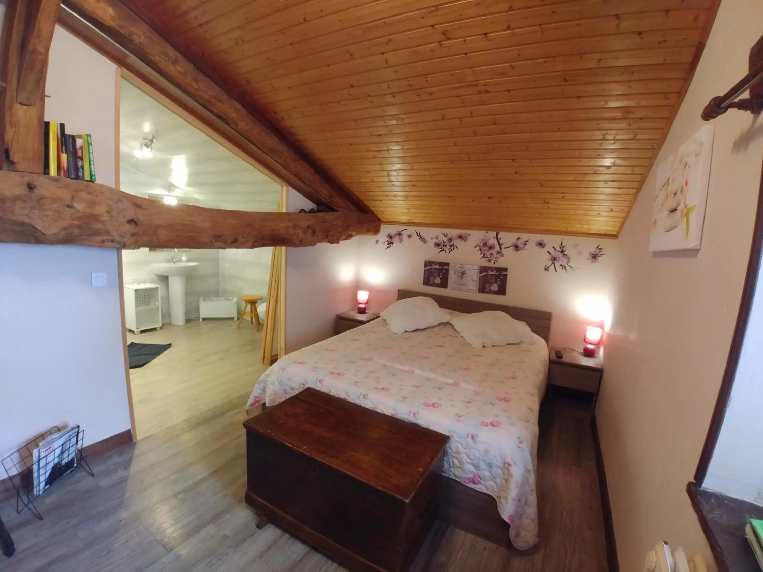 Chambre de la tour in Manoir Le Cristal - Futuroscope a petit prix , grandes chambres familiales 5-6 personnes , Chambre de la tour in Manoir Le Cristal - Futuroscope a petit prix , grandes chambres familiales 5-6 personnes ,