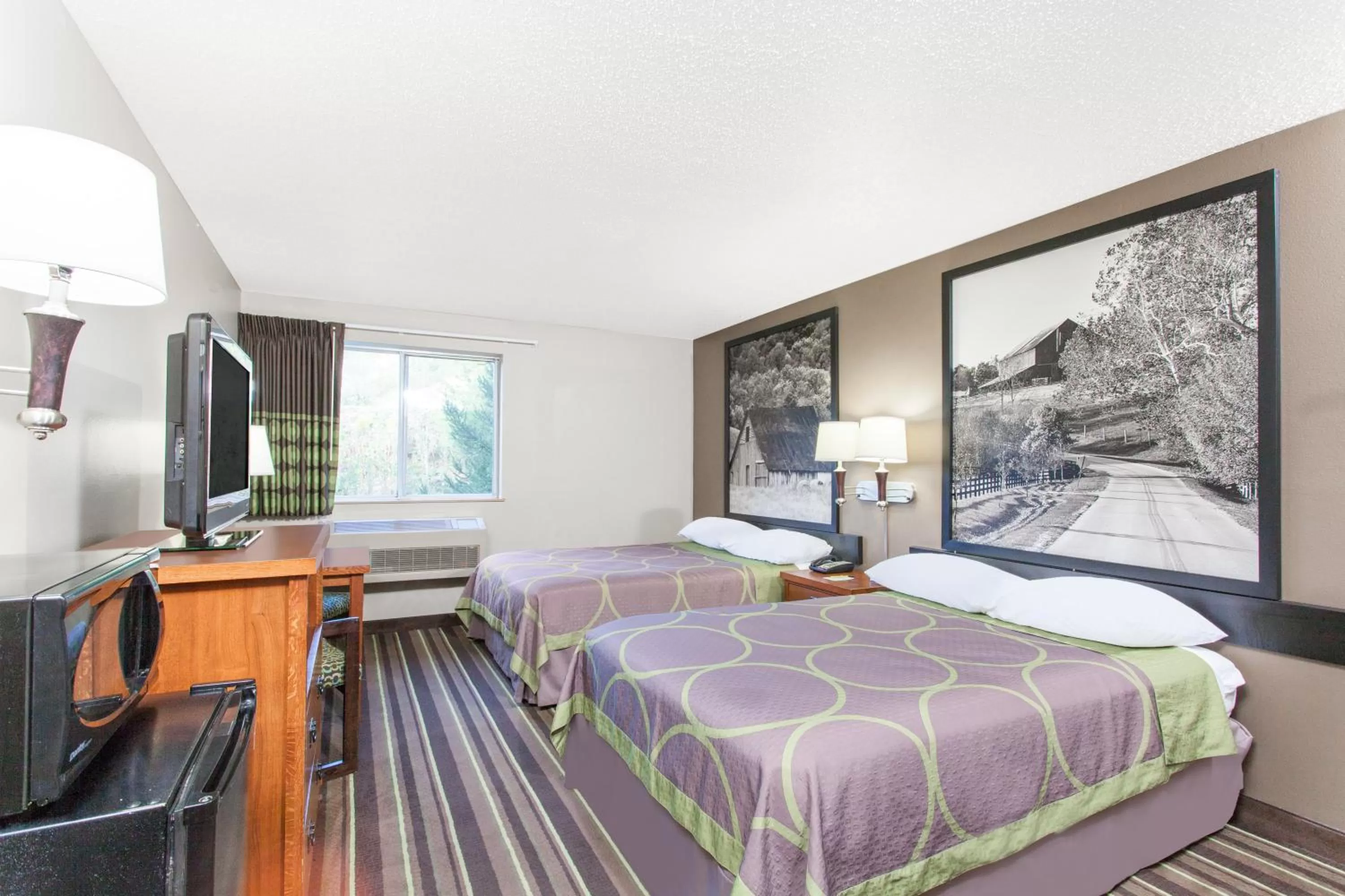 Photo of the whole room, Bed in Super 8 by Wyndham Richlands/Claypool Hill Area