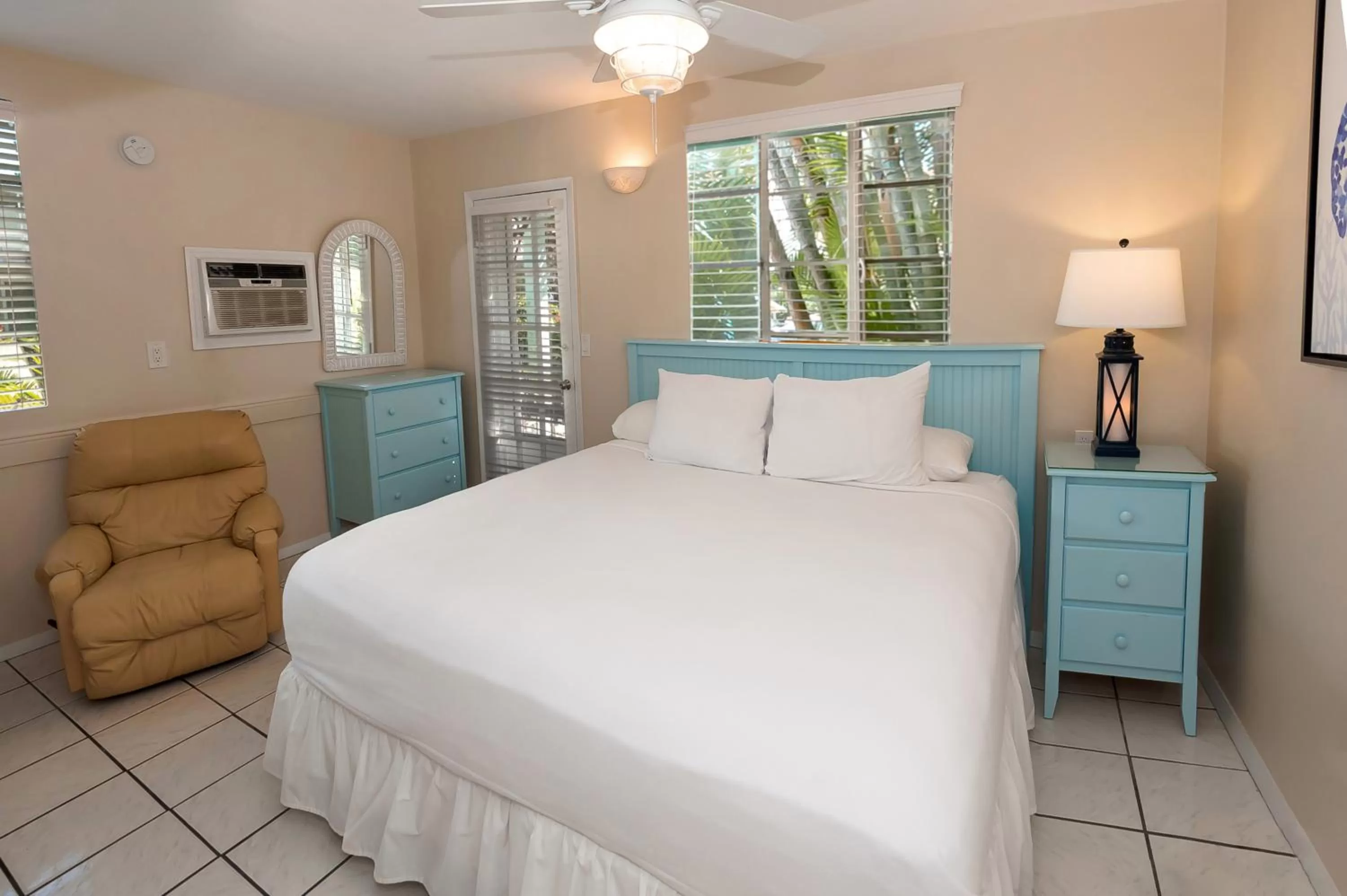 Bed in Cedar Cove Resort & Cottages