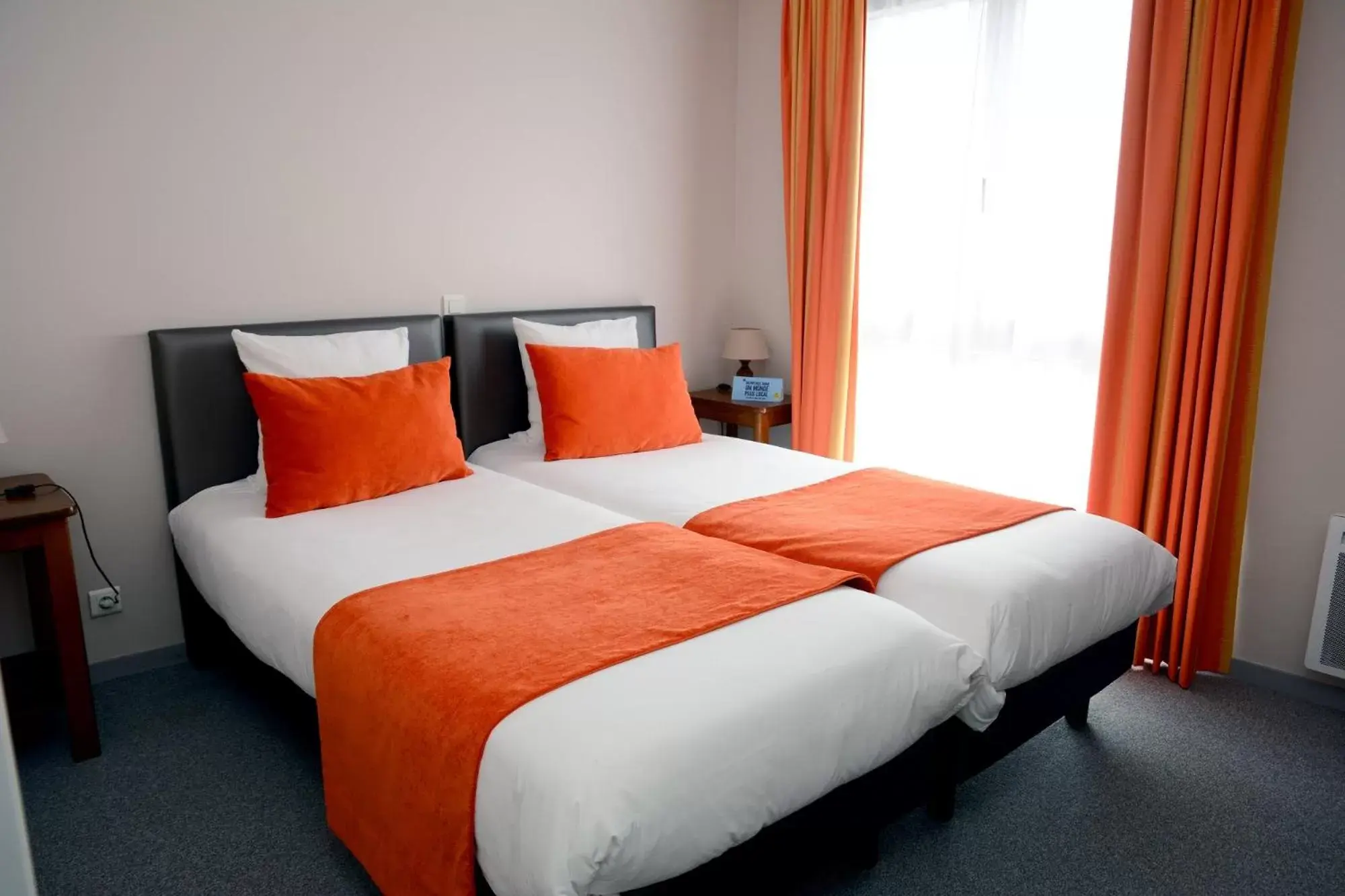 Twin Room in Hôtel Restaurant La Paix La Robe et le Palais Twin Room in Hôtel Restaurant La Paix La Robe et le Palais