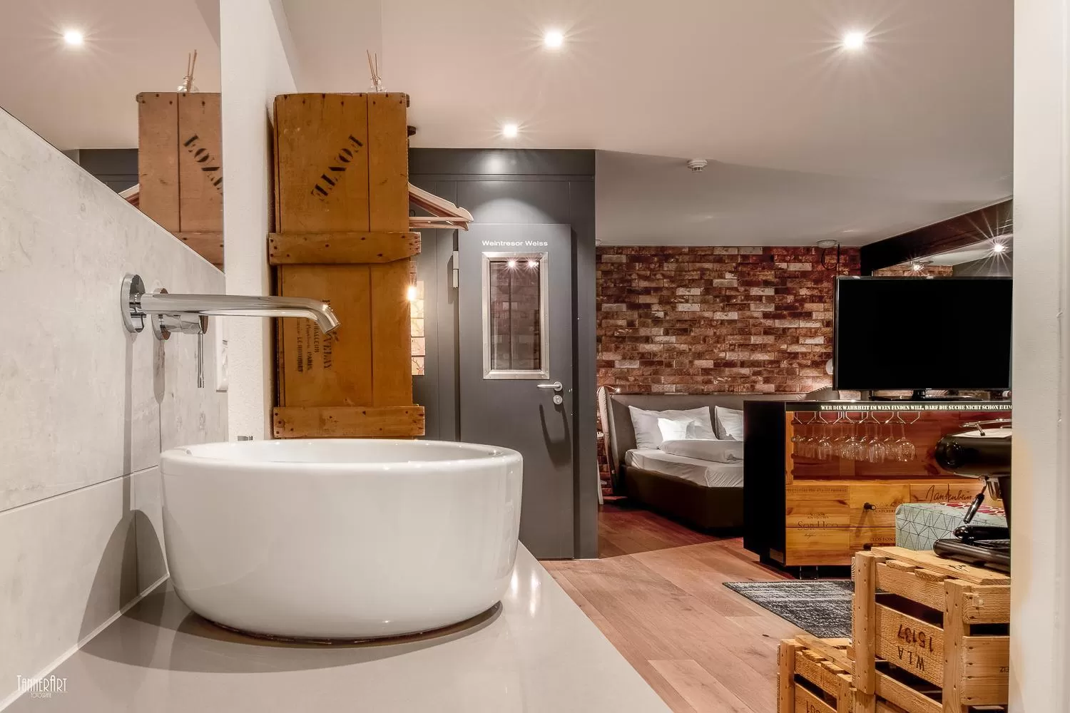 Bathroom, Bed in Hirschen Erlinsbach Swiss Quality