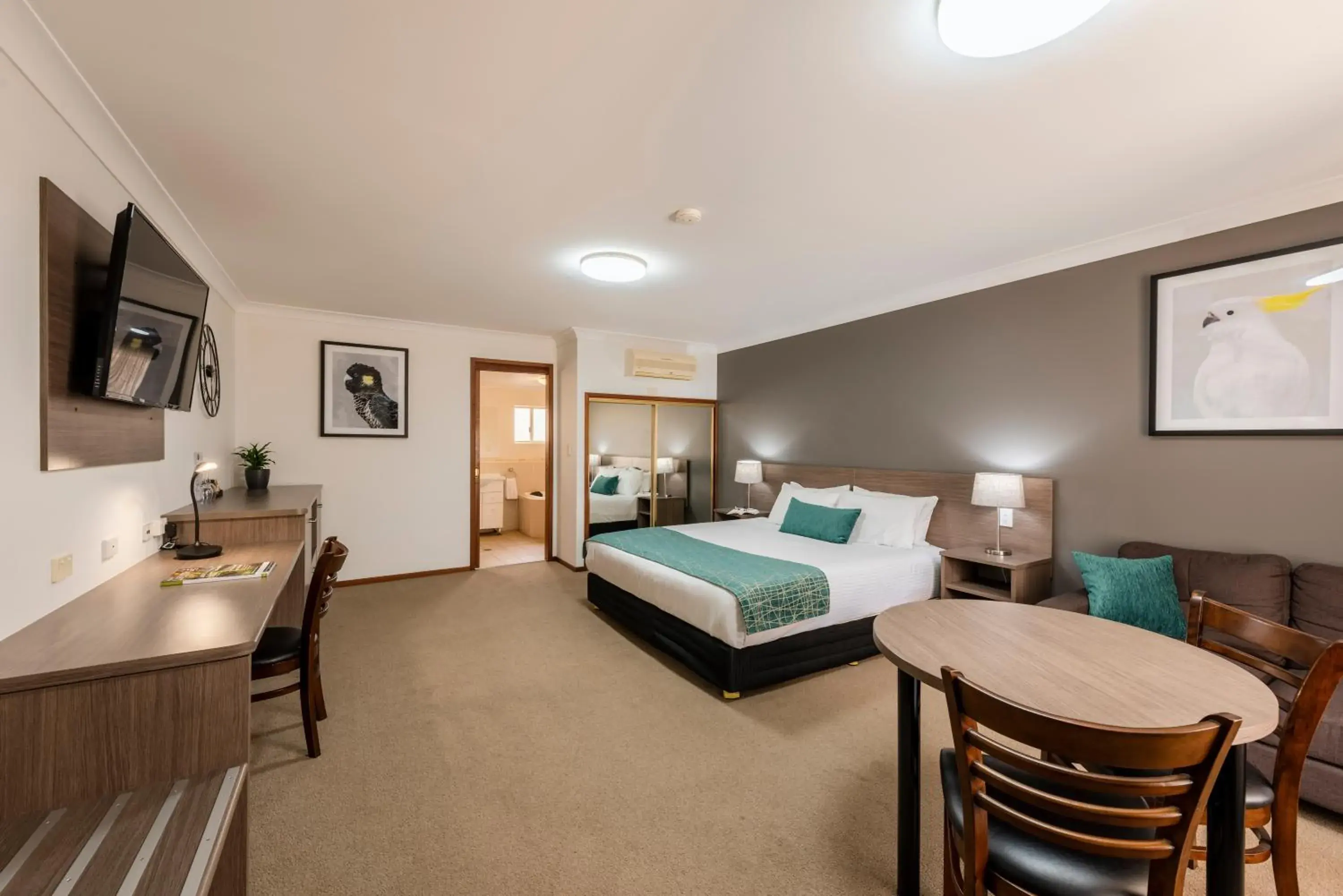 Executive King Room with Spa Bath in Best Western Plus Ambassador Orange Executive King Room with Spa Bath in Best Western Plus Ambassador Orange