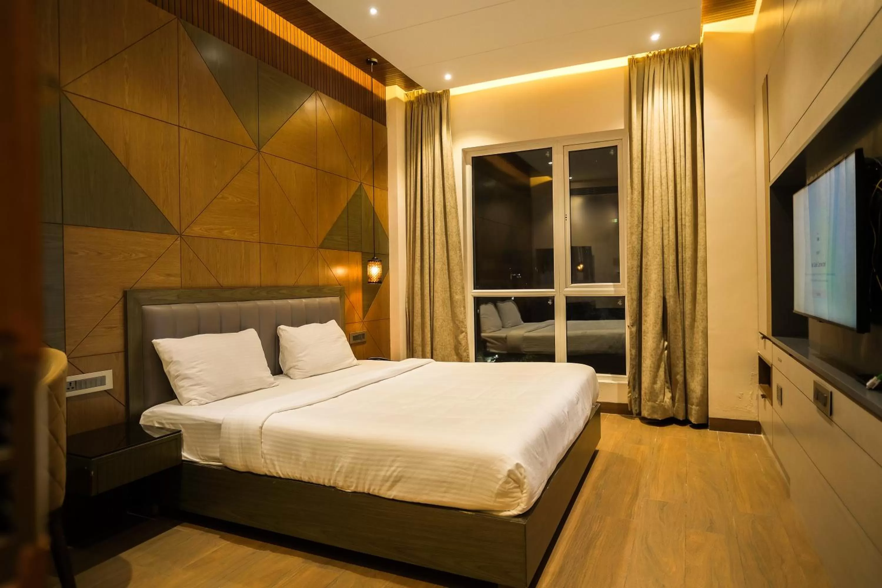 Bedroom, Bed in Symphony Inn