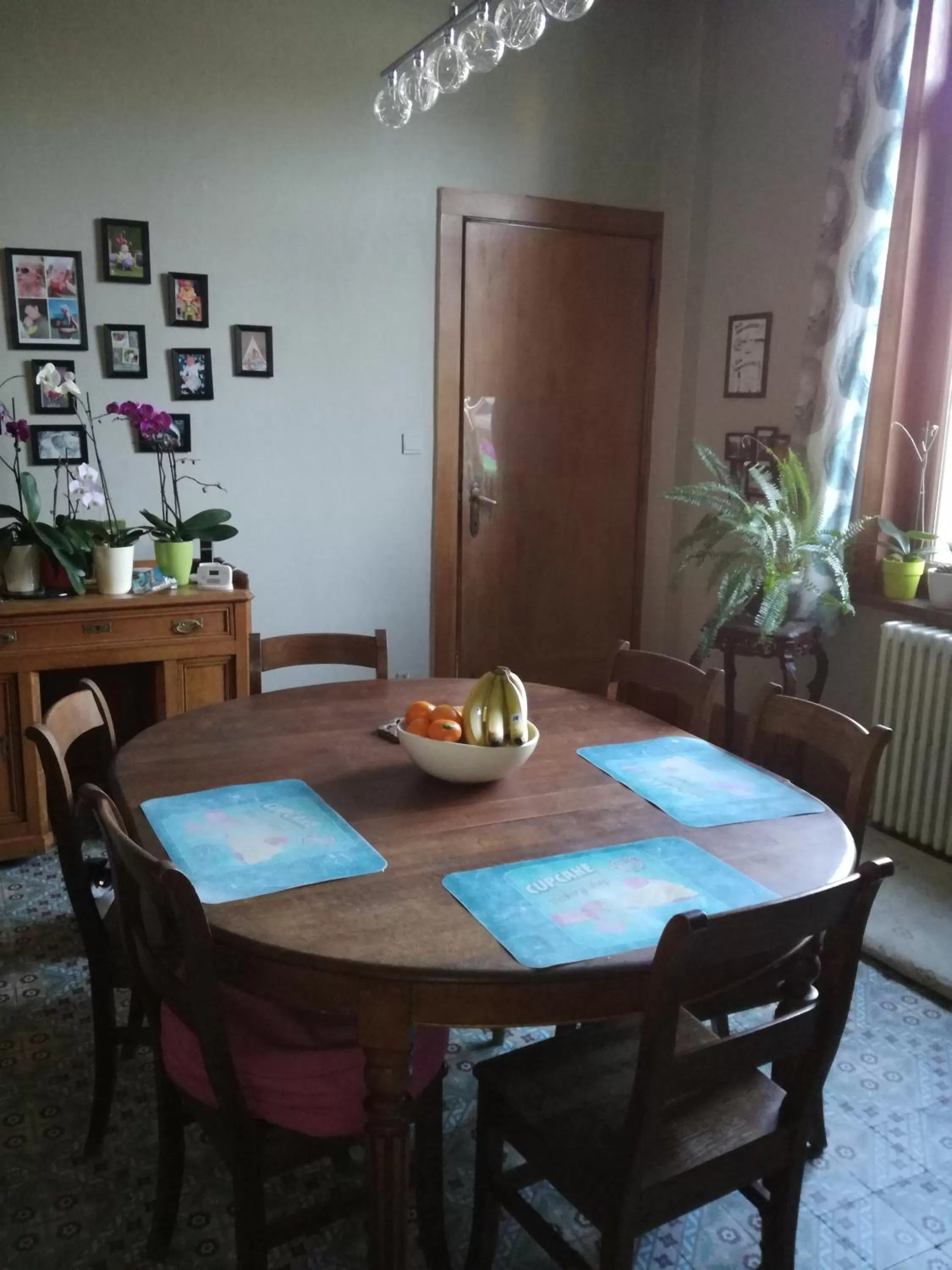 Dining area in B and B Comme chez soi