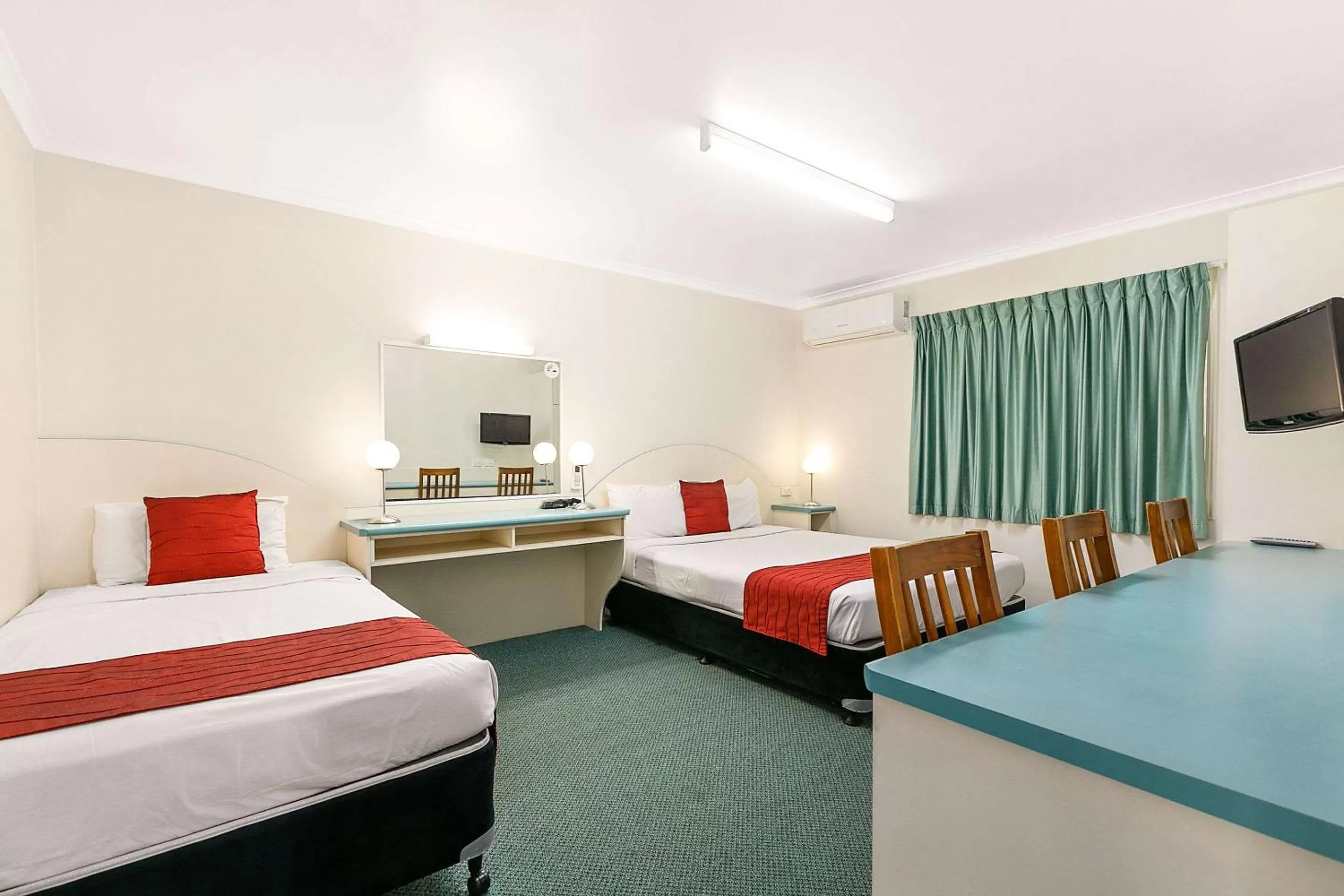 Photo of the whole room, Bed in Econo Lodge Park Lane