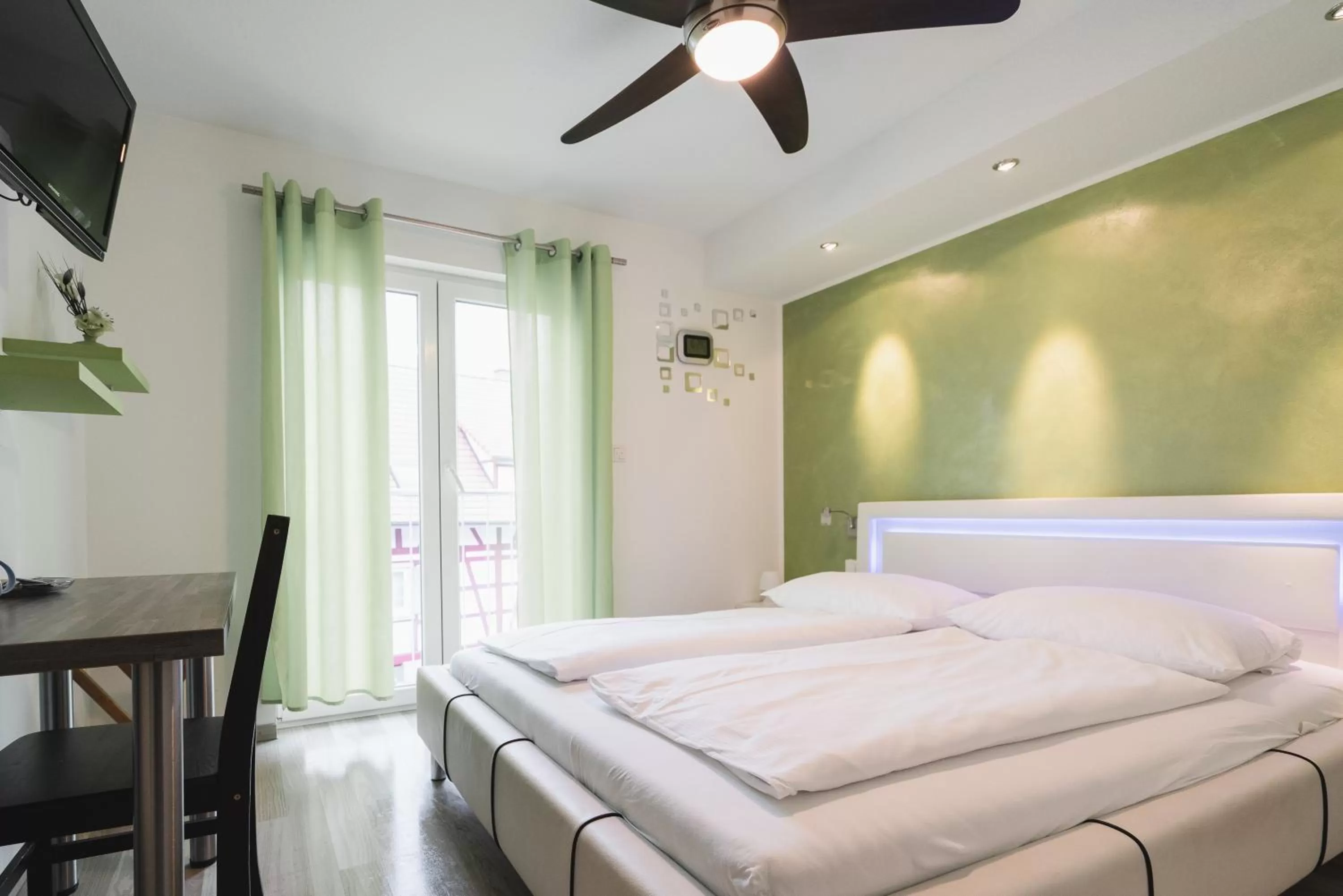 Bed in Park Hotel & Gästehaus Rust