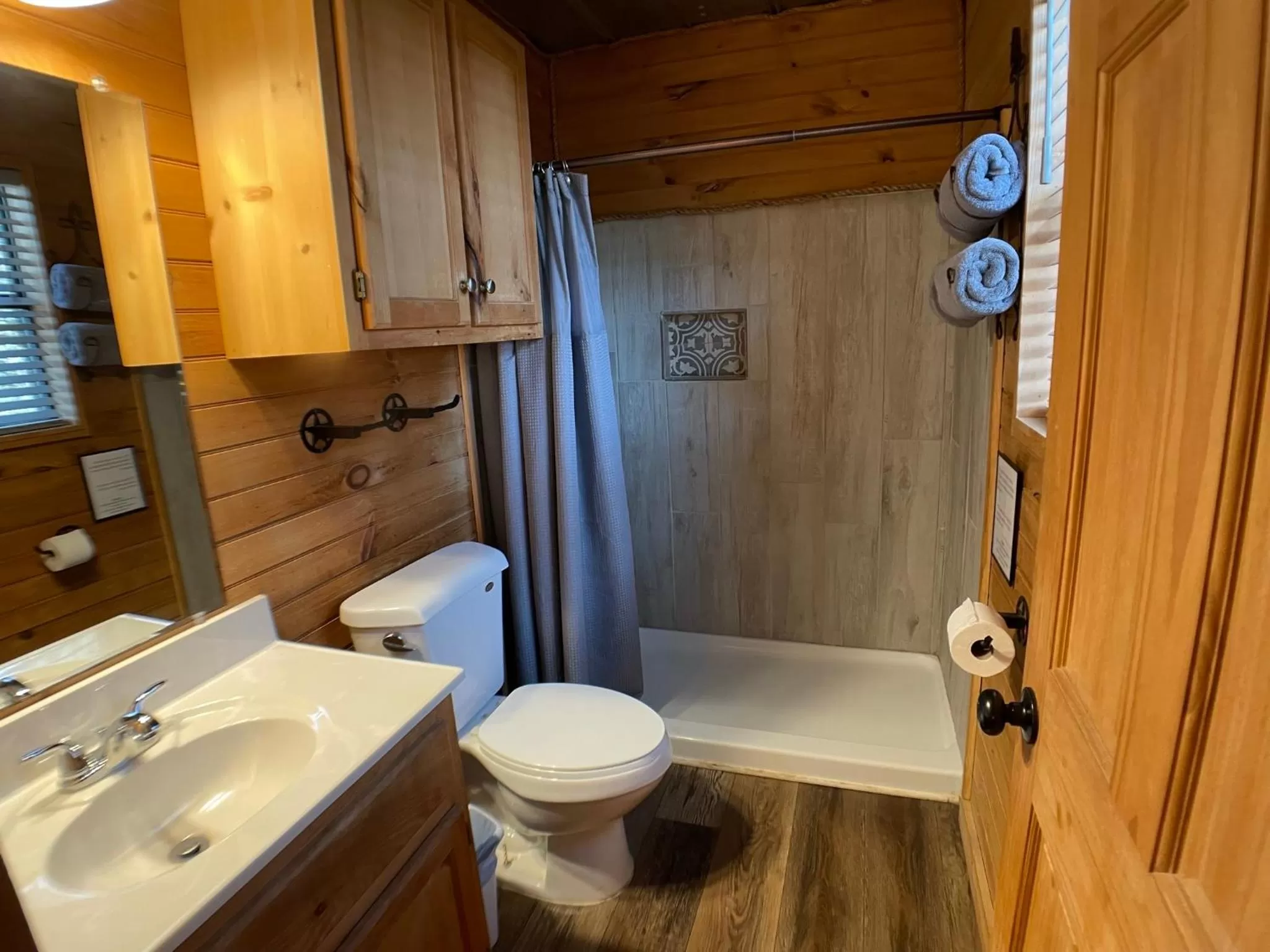 Bathroom in Walnut Canyon Cabins