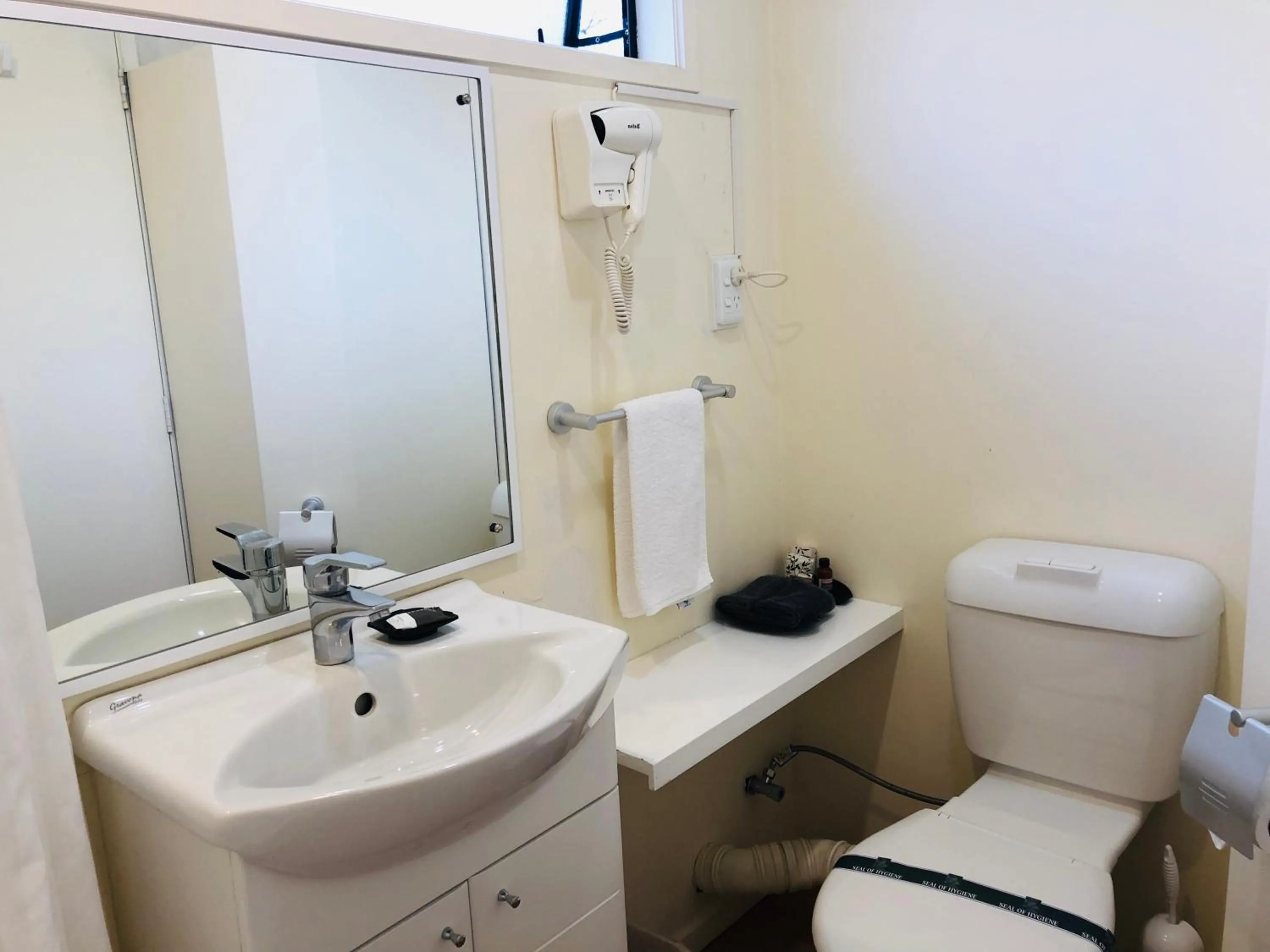 Bathroom in Tudor Court Motor Lodge