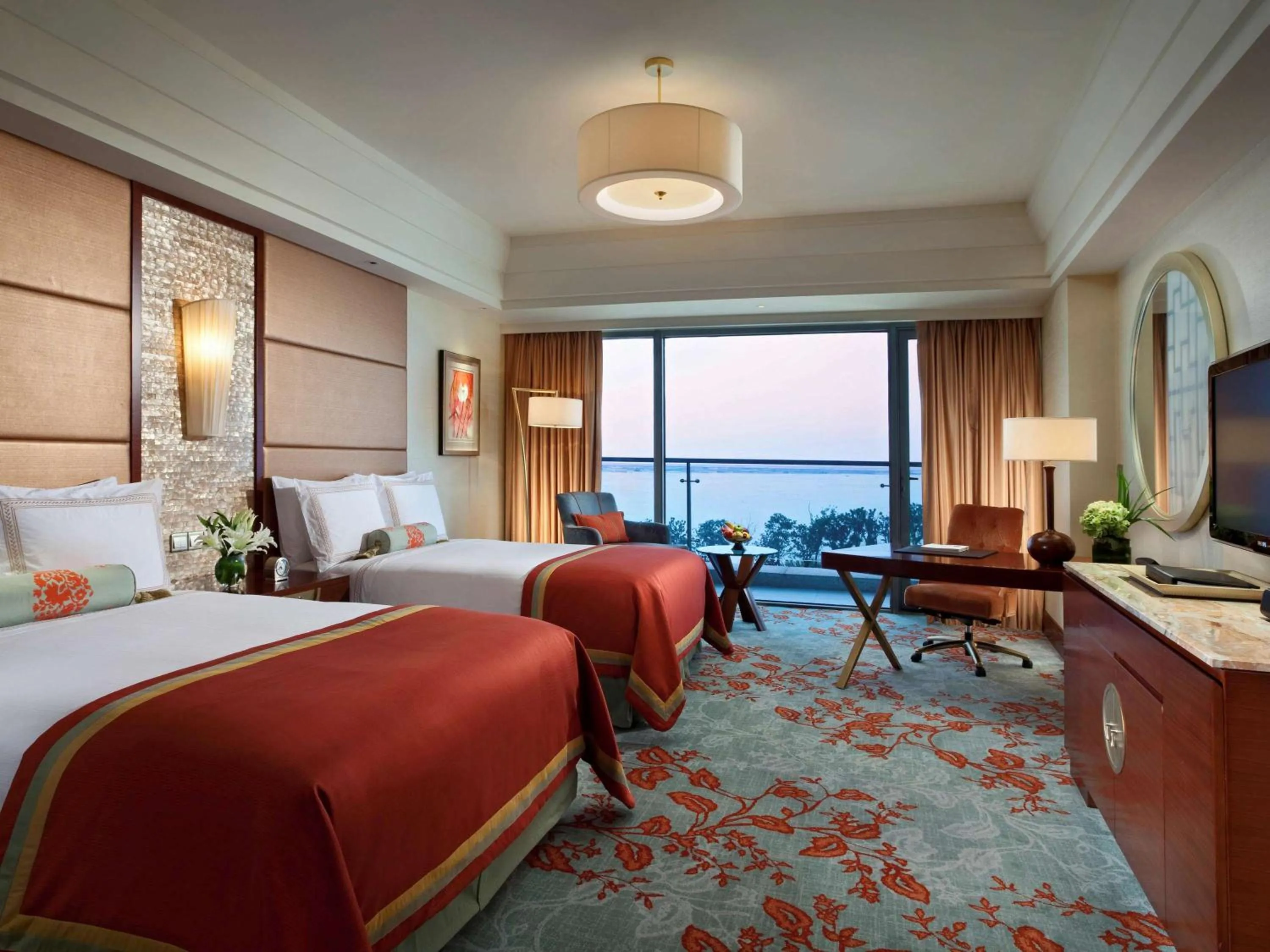 Photo of the whole room, Bed in Fairmont Yangcheng Lake