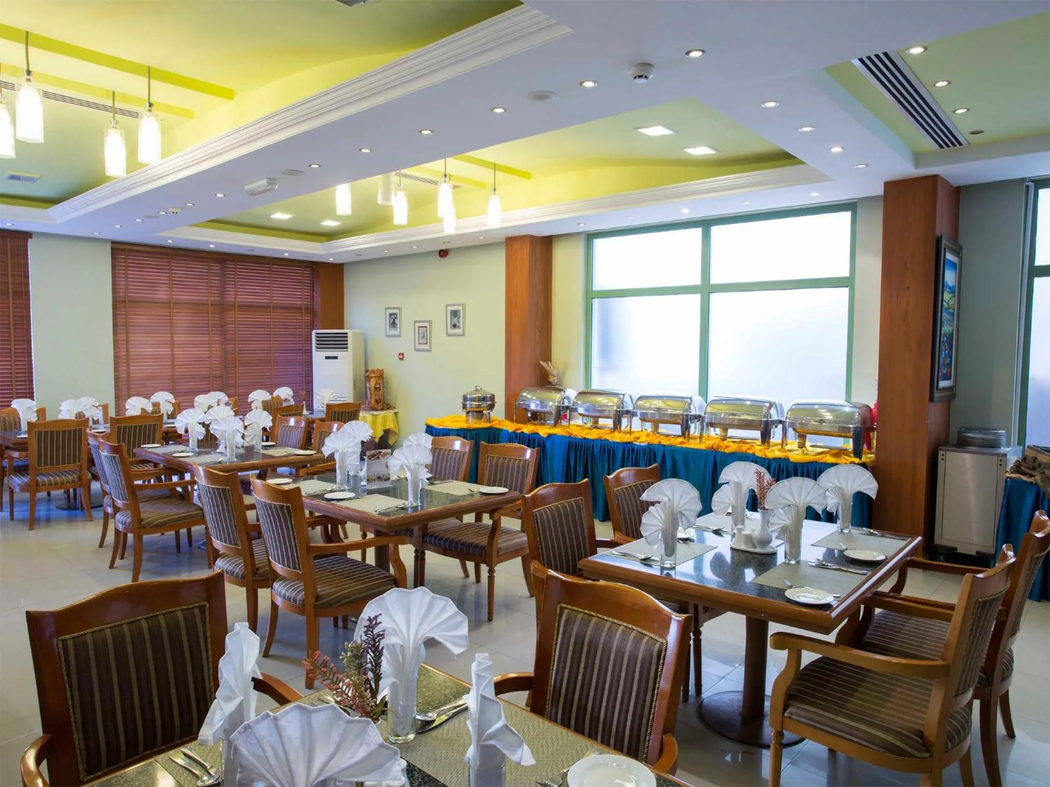 Restaurant/places to eat in Safeer Plaza Hotel