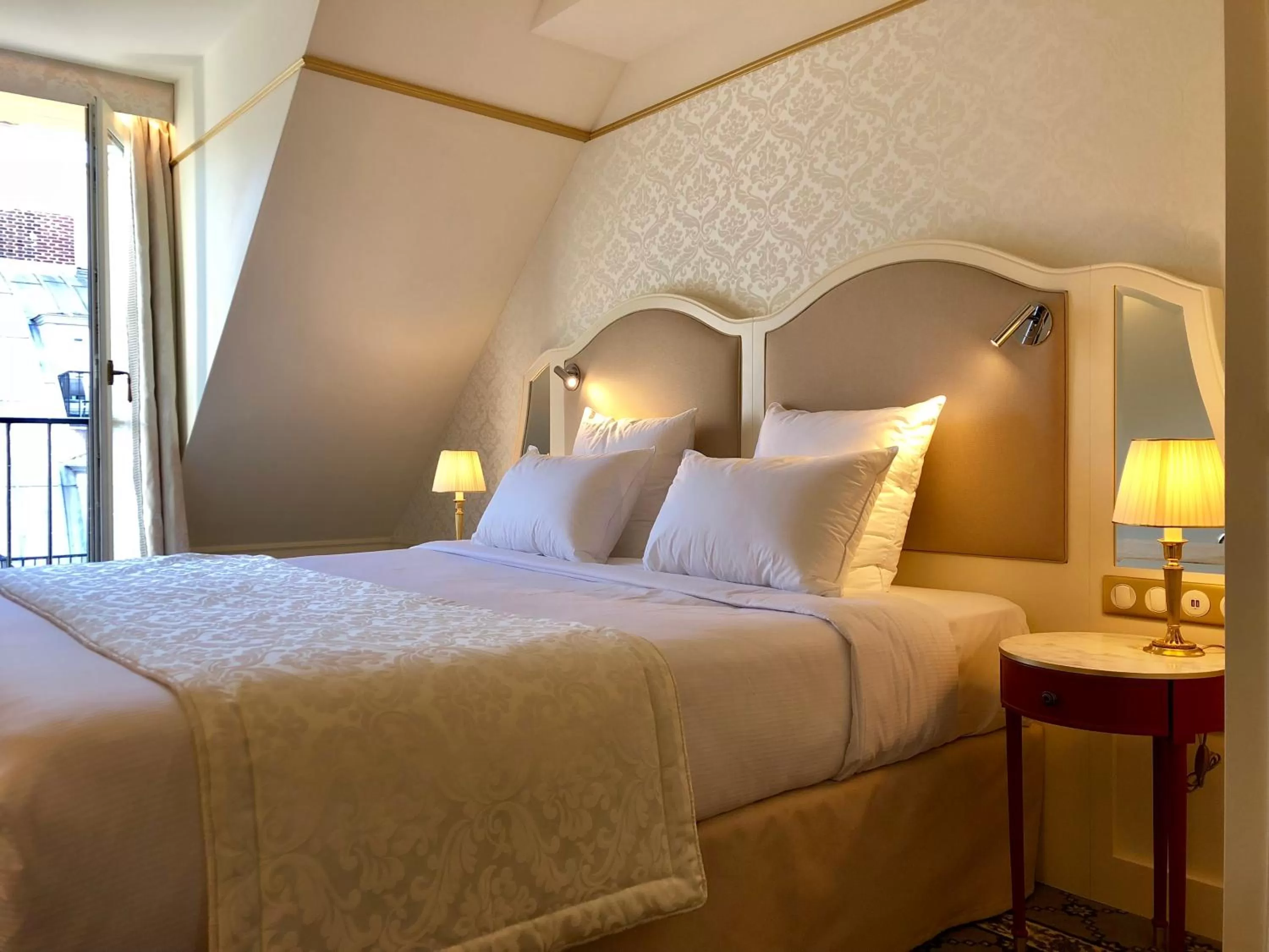 Photo of the whole room, Bed in Hôtel Mayfair Paris