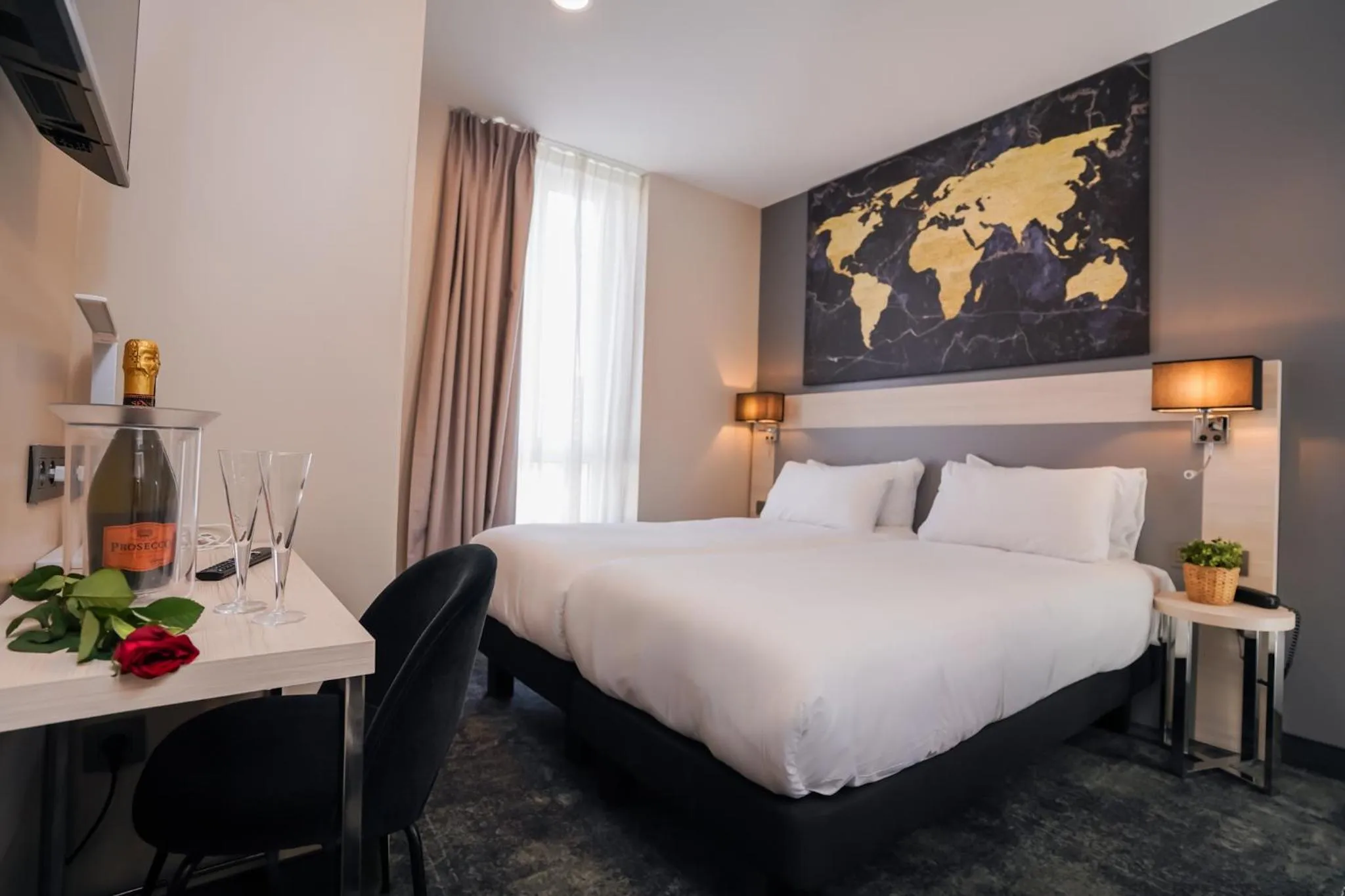 Bed in Hôtel Univers