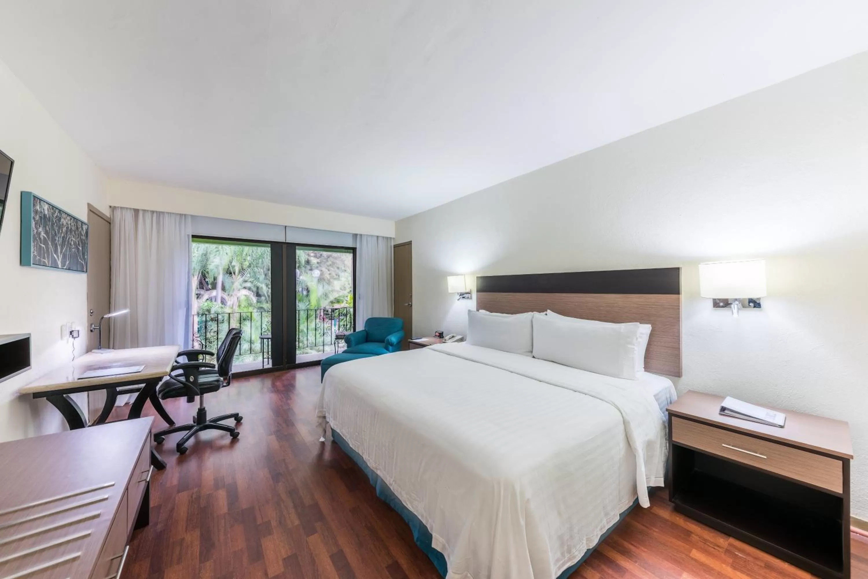 Photo of the whole room, Bed in Holiday Inn Guadalajara Expo Plaza del Sol by IHG