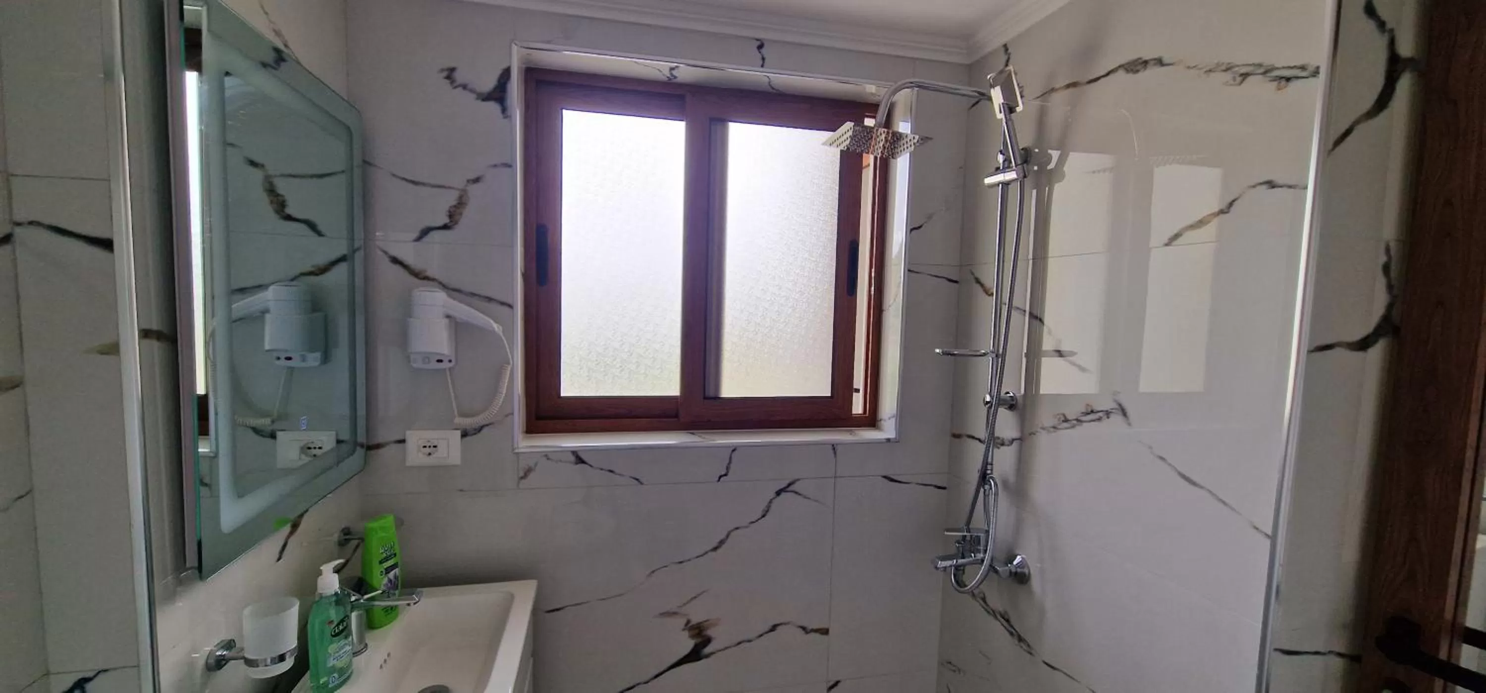 Shower, Bathroom in Hotel Baci