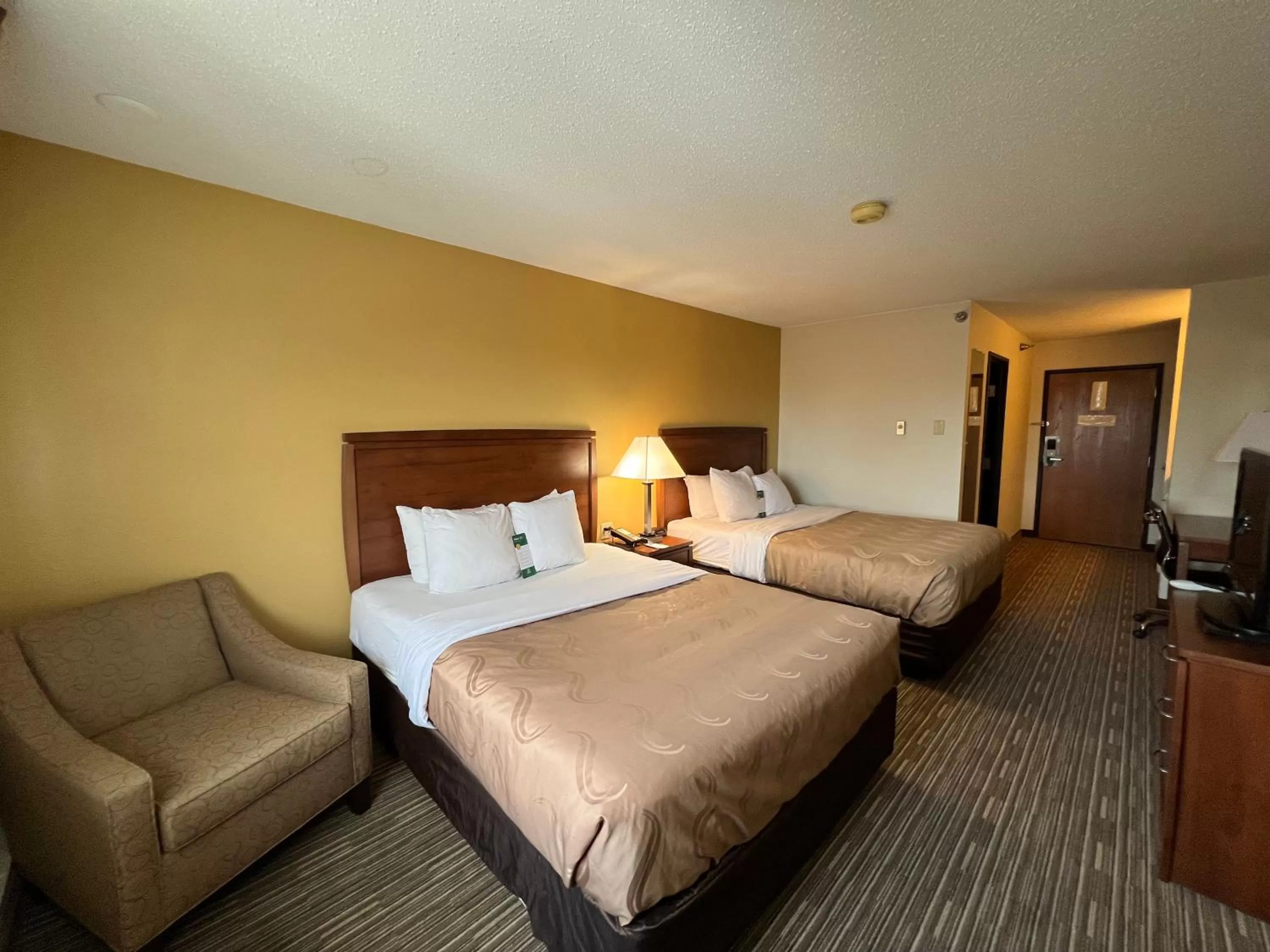 Bed in Quality Inn Mitchell I-90