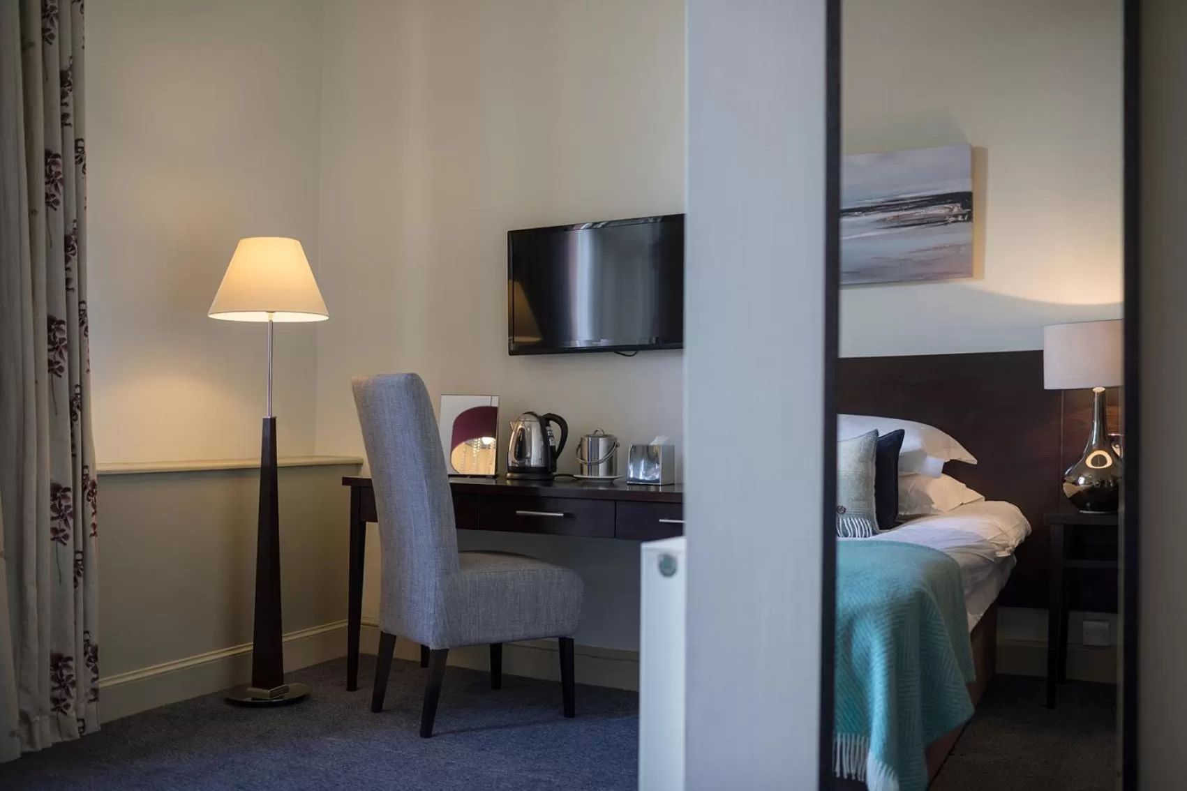 Coffee/tea facilities, Bed in Nether Abbey Hotel