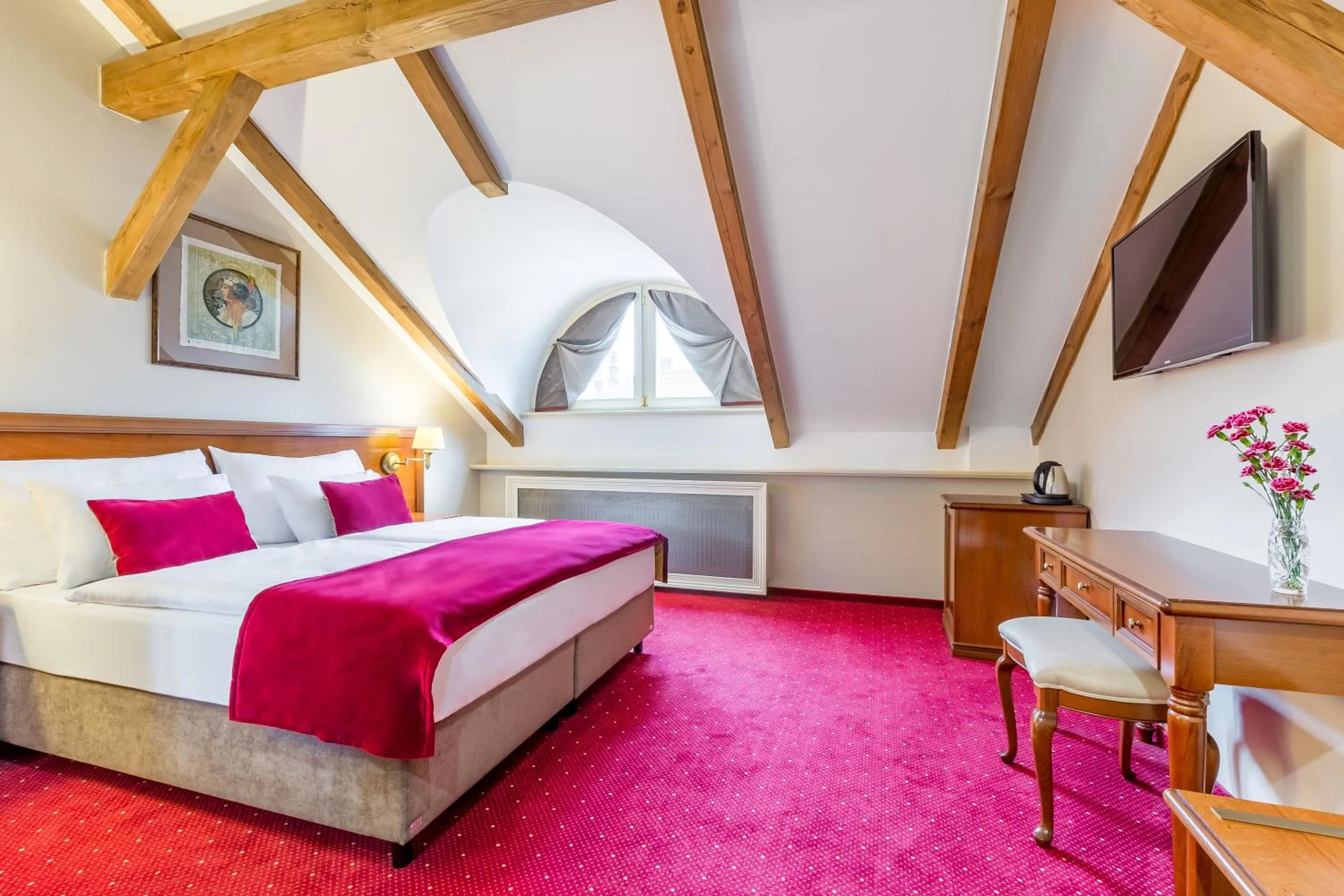 Photo of the whole room, Bed in Hotel Caruso Old Town