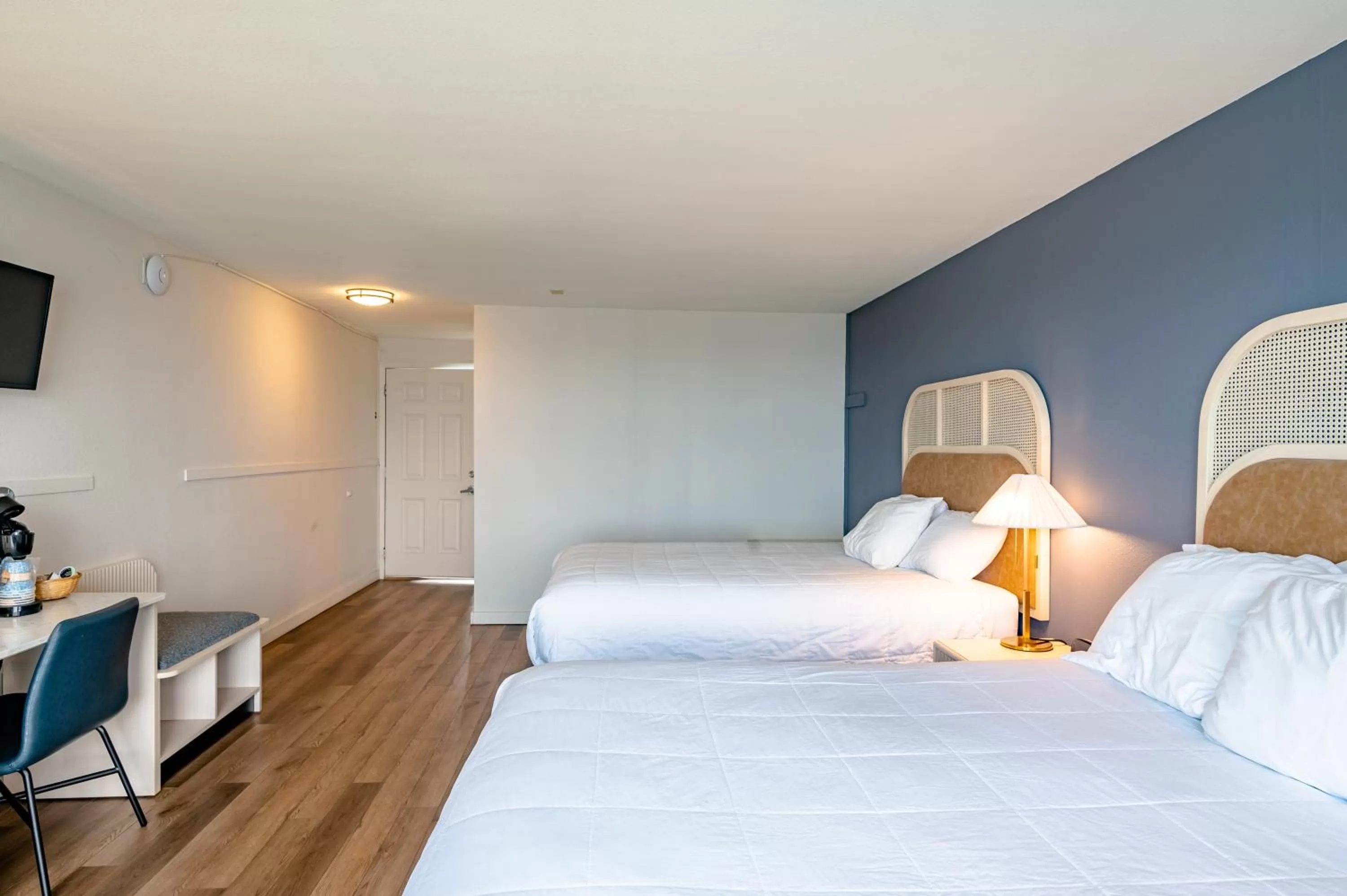 Bedroom, Bed in Seagull Beachfront Inn