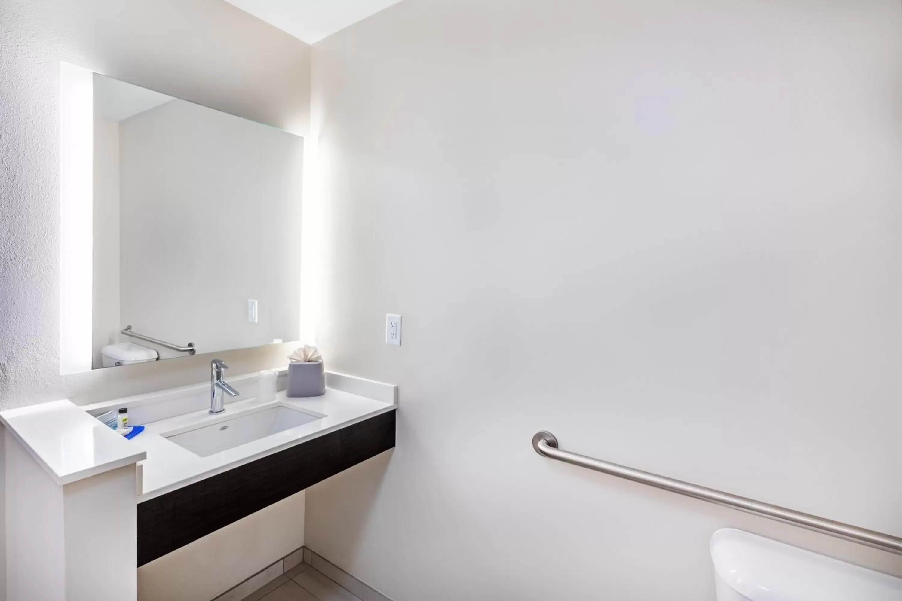 King Room - Hearing Accessible - Roll-in Shower in Holiday Inn Express & Suites Purcell, an IHG Hotel King Room - Hearing Accessible - Roll-in Shower in Holiday Inn Express & Suites Purcell, an IHG Hotel