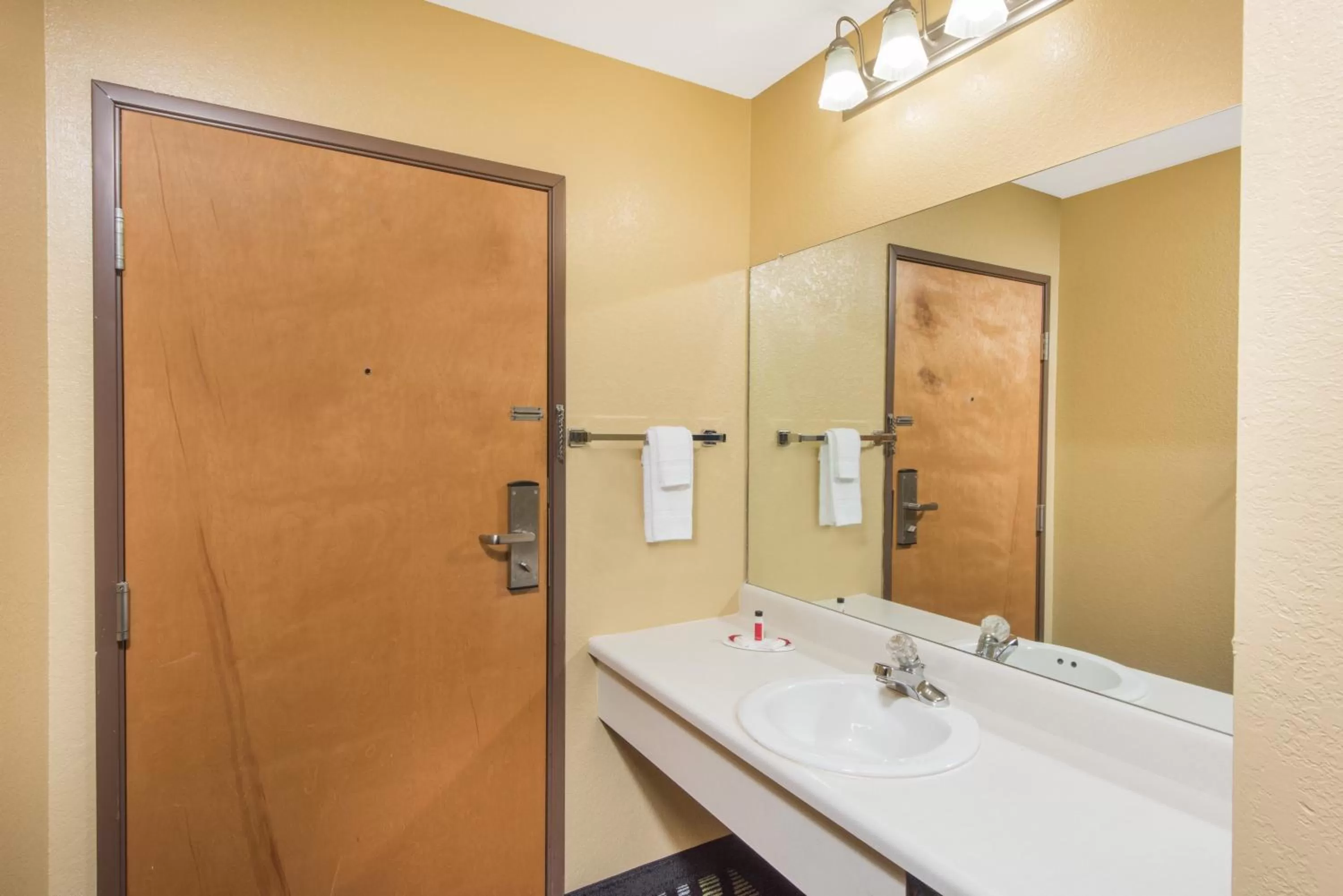 Bathroom in Super 8 by Wyndham Farmington