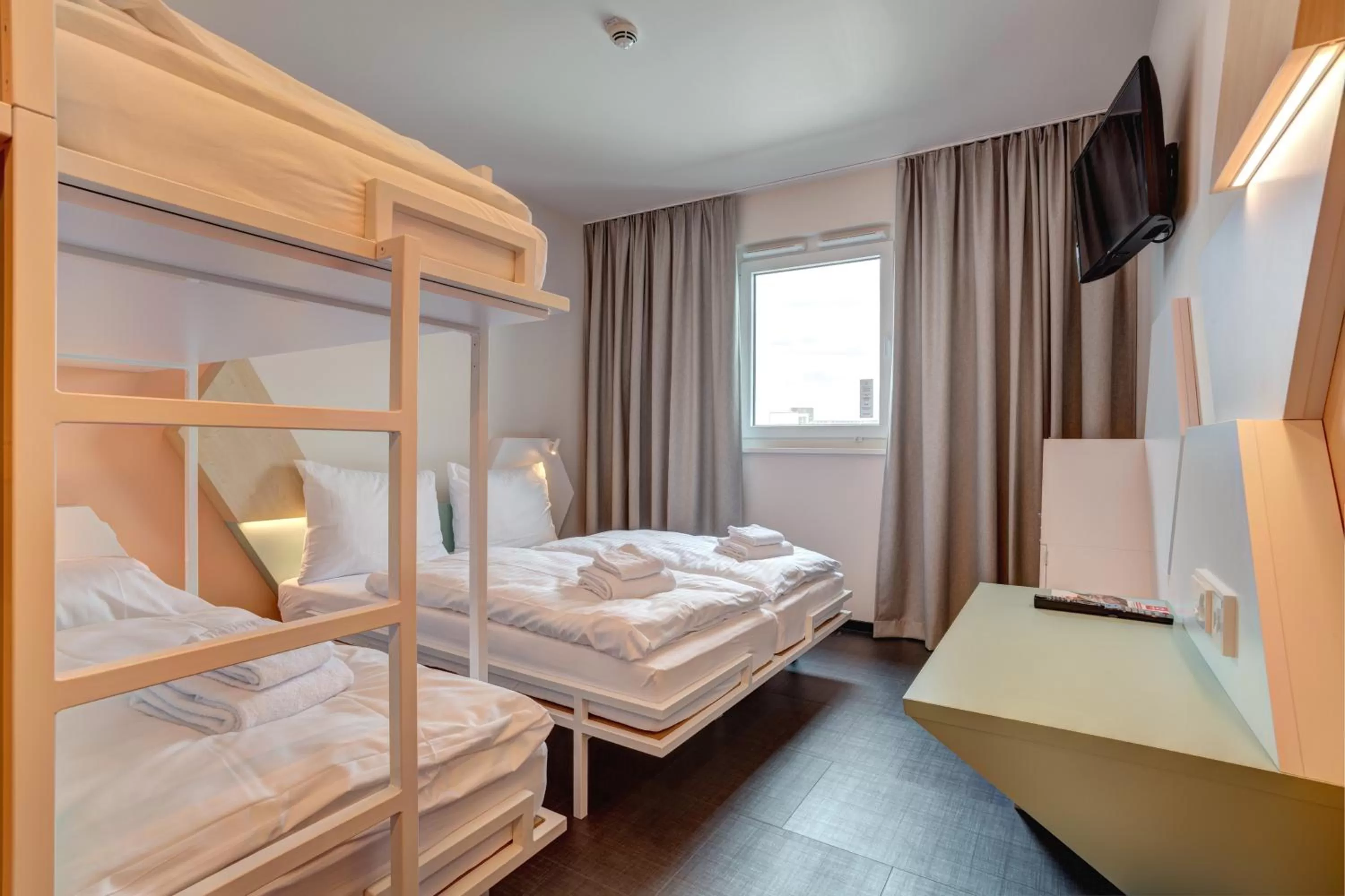 Photo of the whole room in MEININGER Hotel Heidelberg Hauptbahnhof