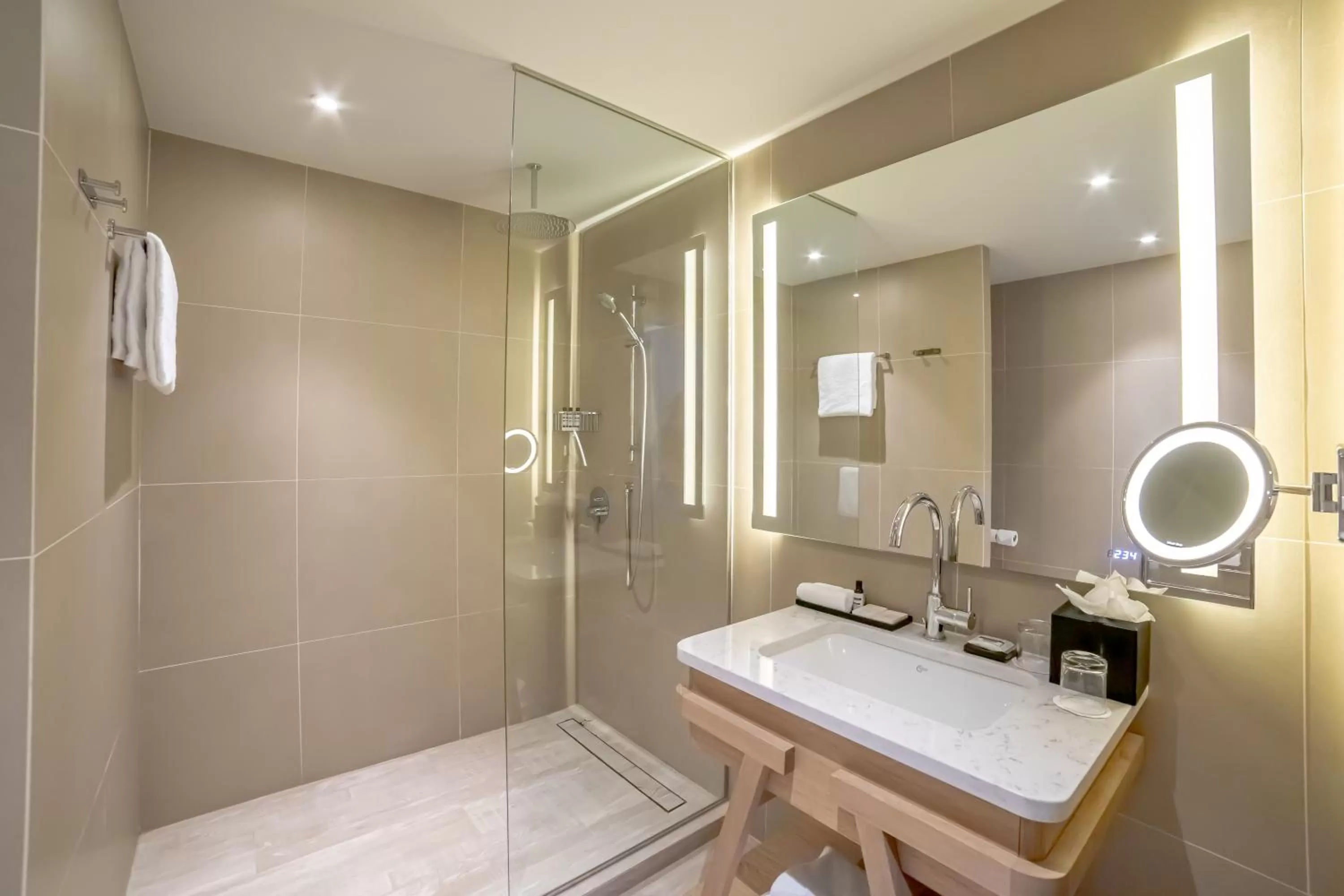 Shower in Le Grand Pavillon Chantilly