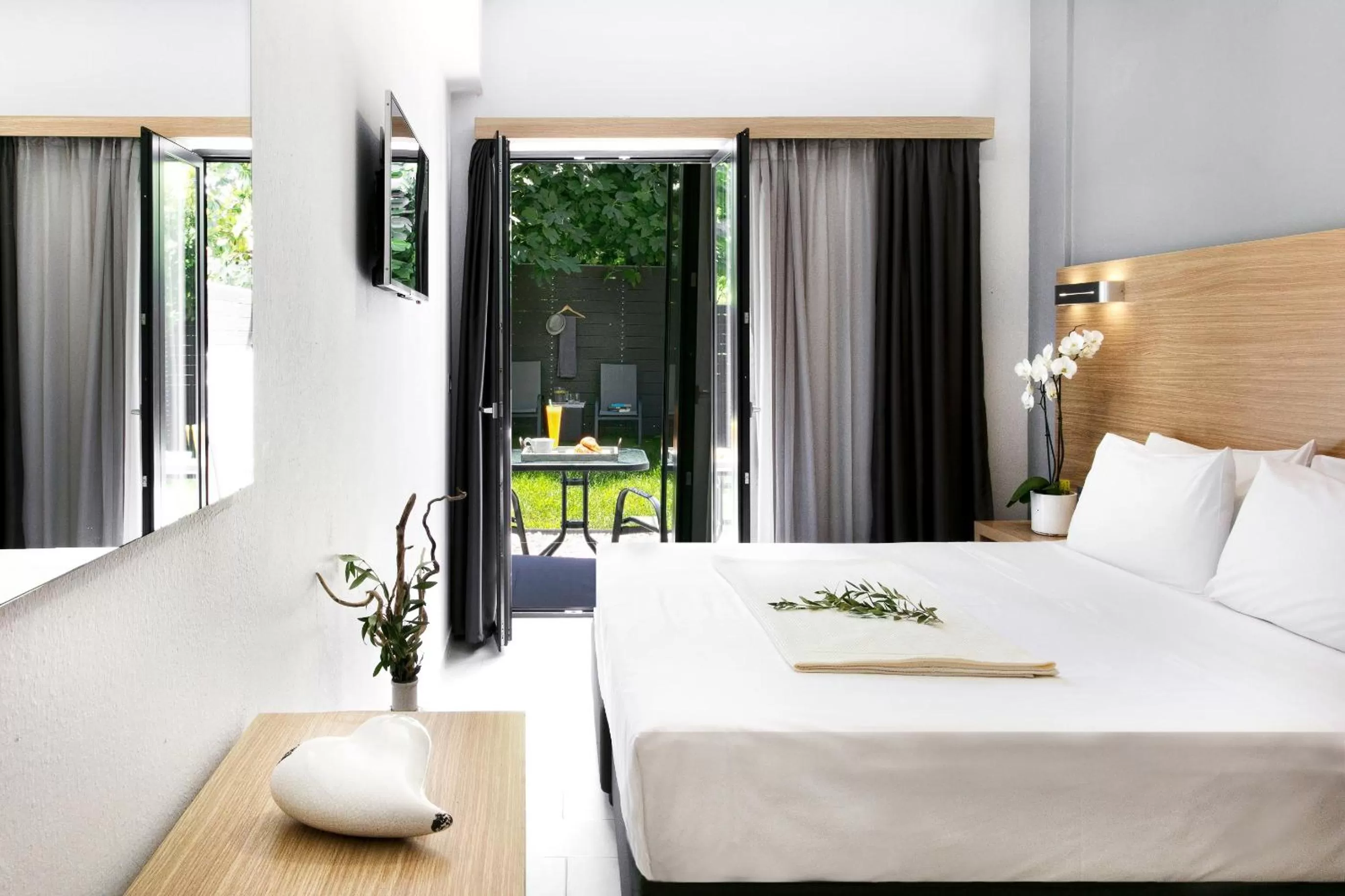 Photo of the whole room, Bed in Atlas Skiathos