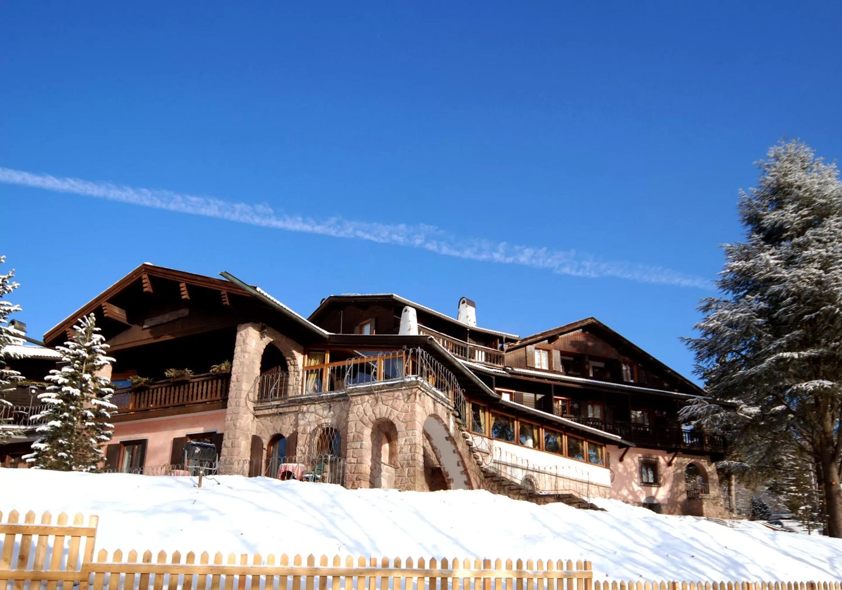 Property building in Park Hotel Villa Trunka Lunka