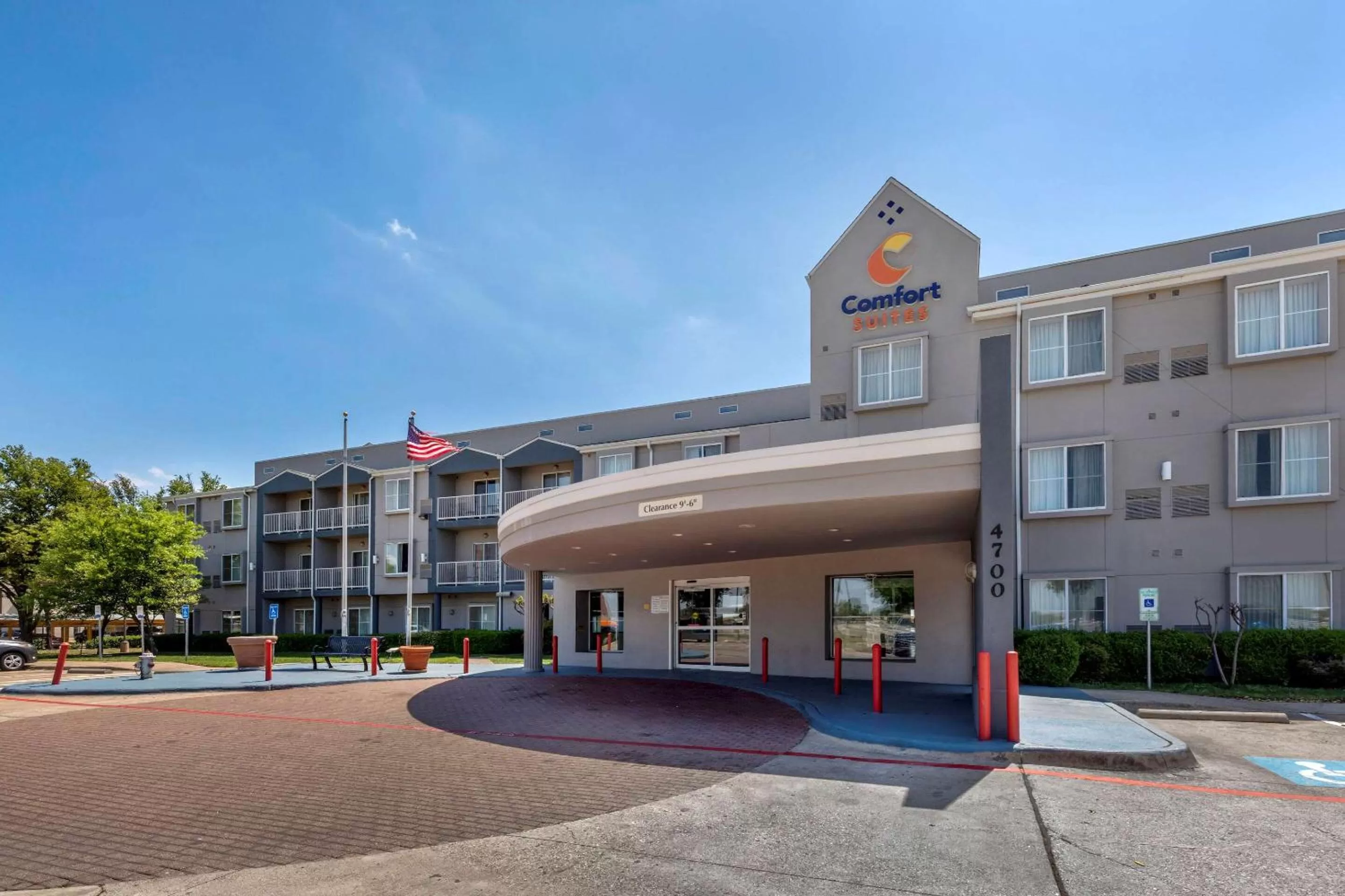 Property building in Comfort Suites DFW Airport