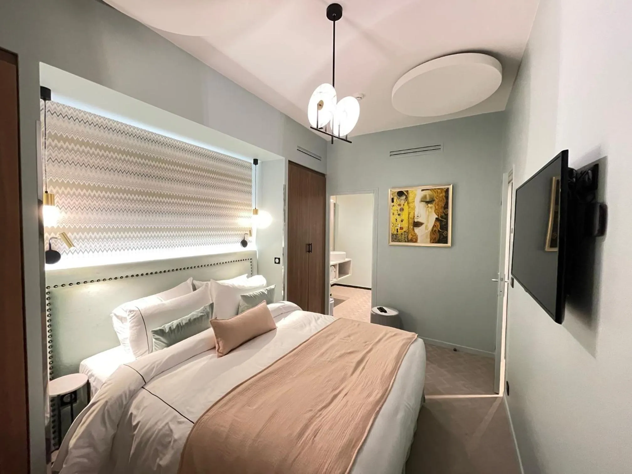 Photo of the whole room, Bed in Hotel 33 Marbeuf