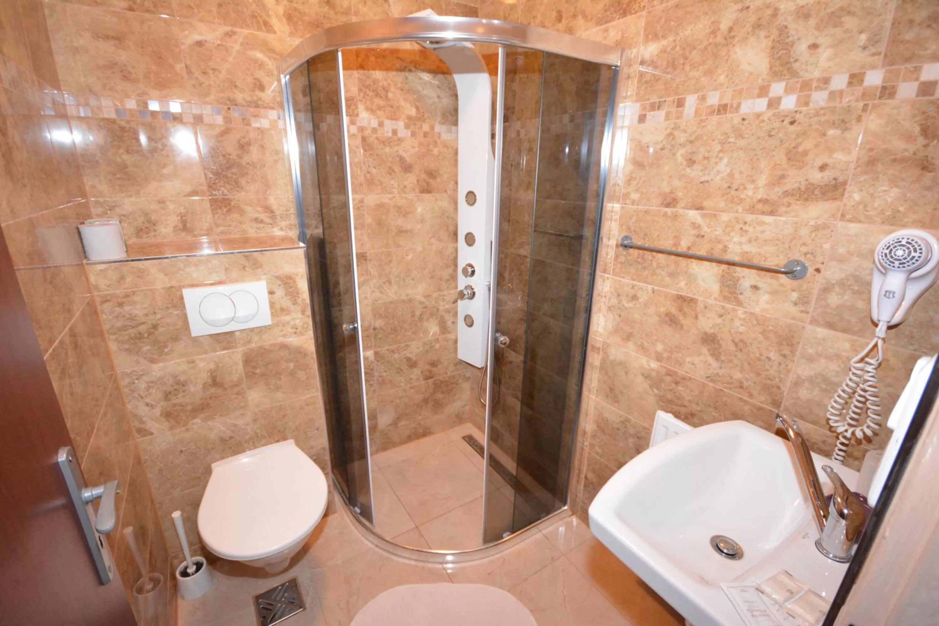 Shower, Bathroom in Hotel Taurus