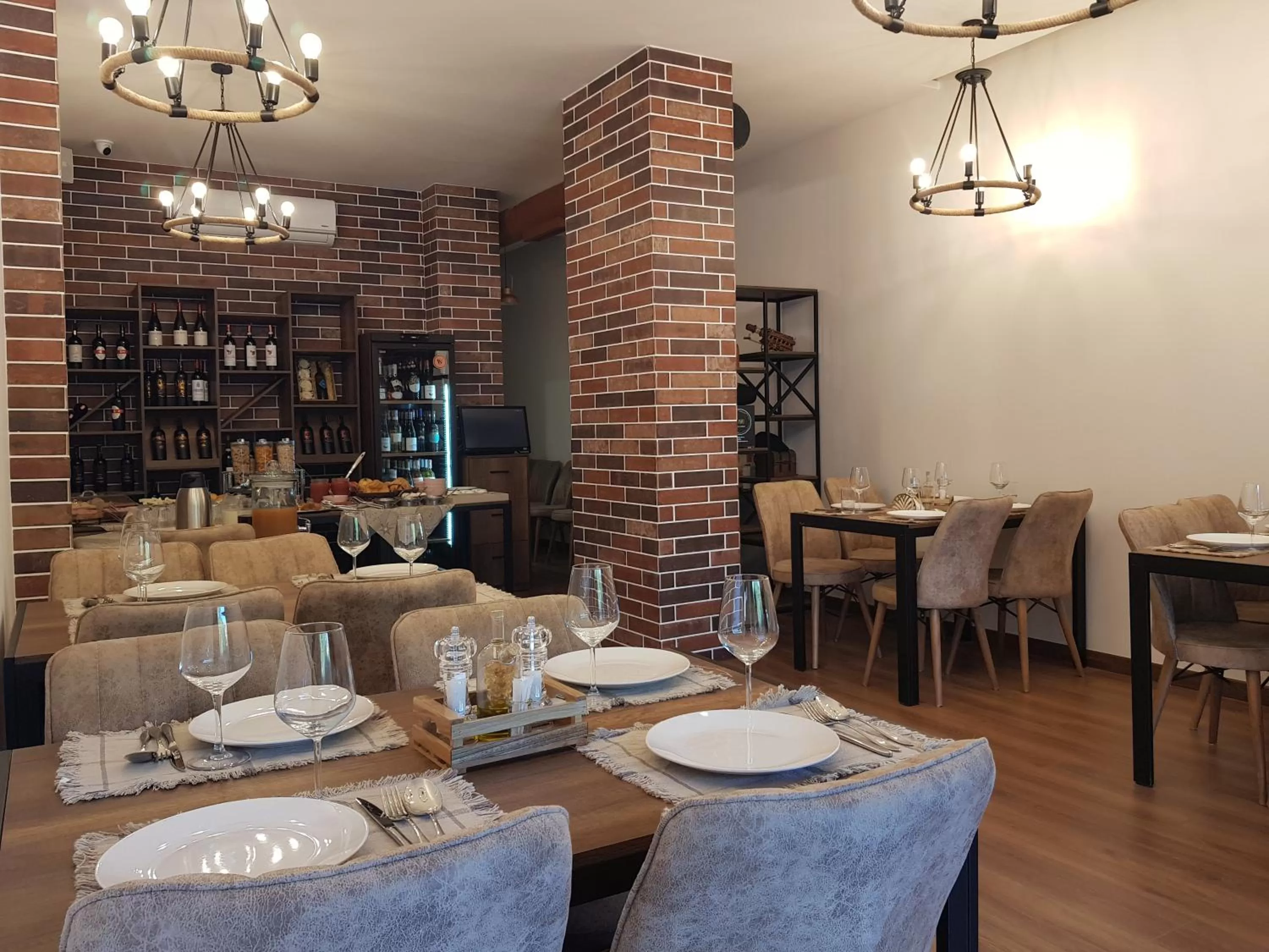 Restaurant/places to eat in Peaky Hotel