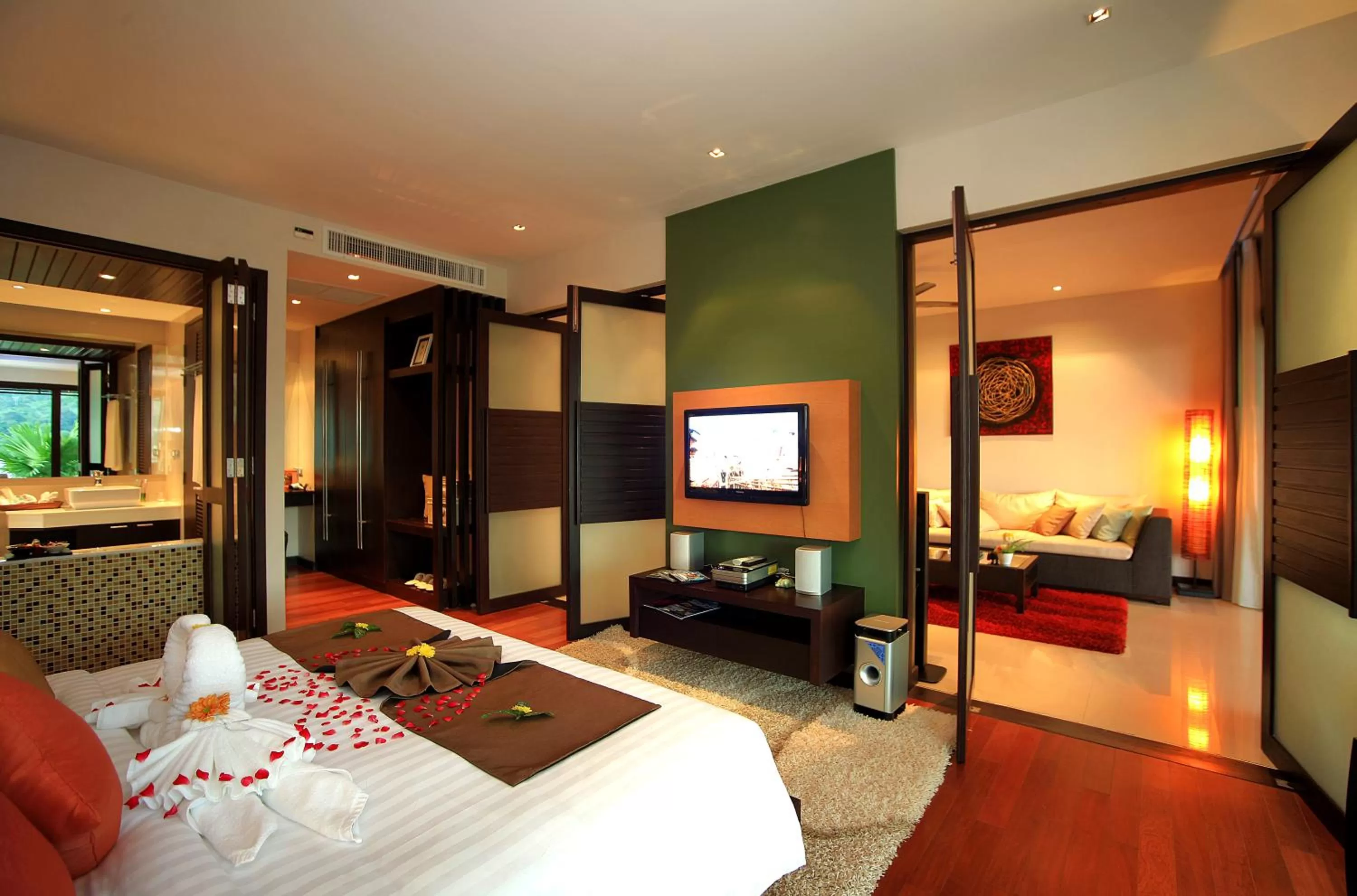 TV and multimedia, Bed in Wyndham Sea Pearl Resort, Phuket