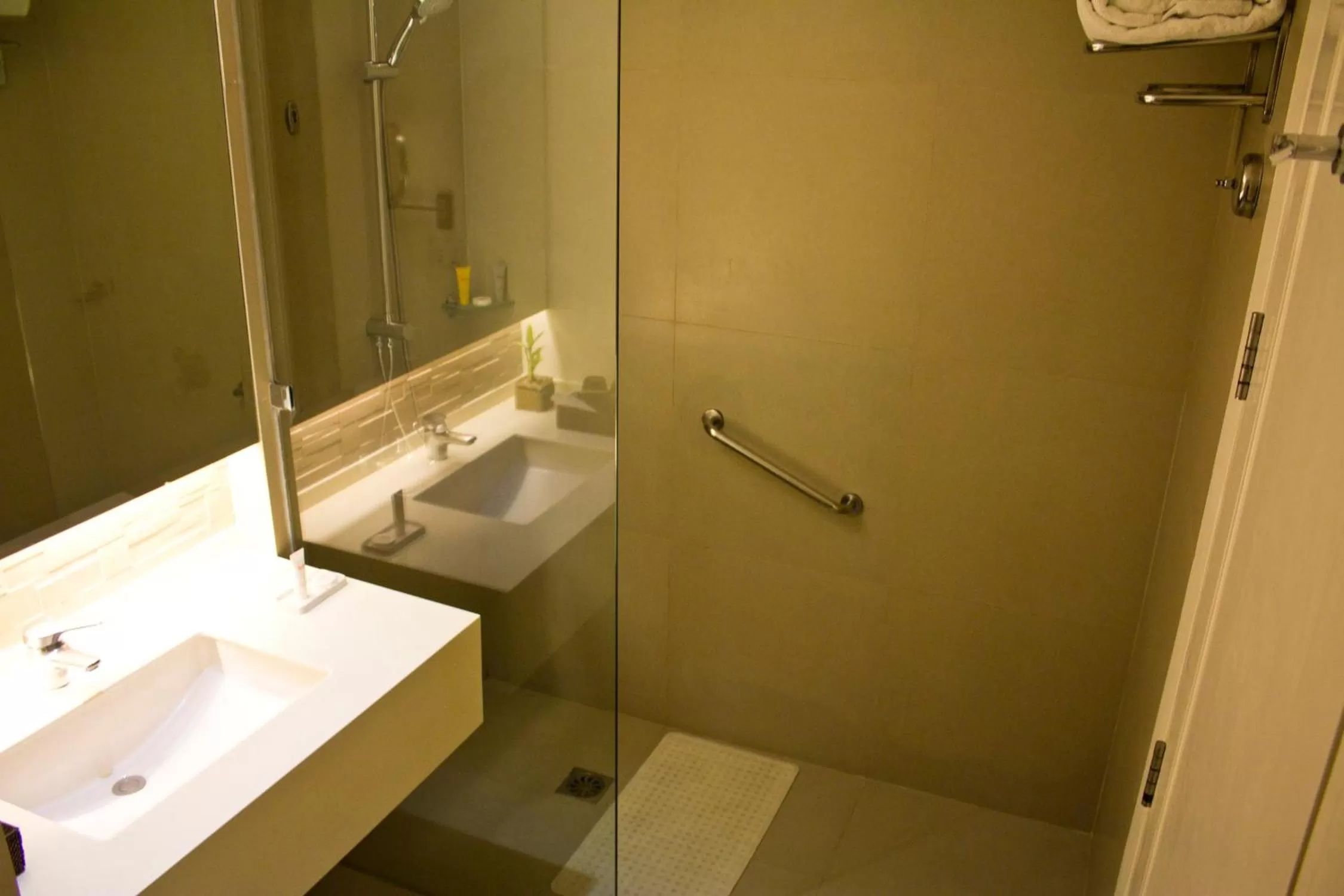 Shower in Harolds Hotel Cebu