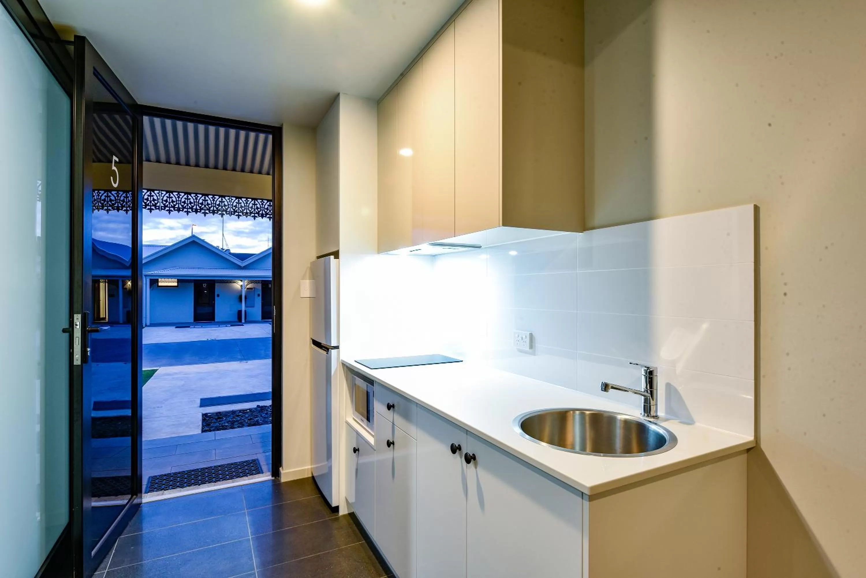 Toilet, Kitchen/Kitchenette in Aloha Central Premium Studios