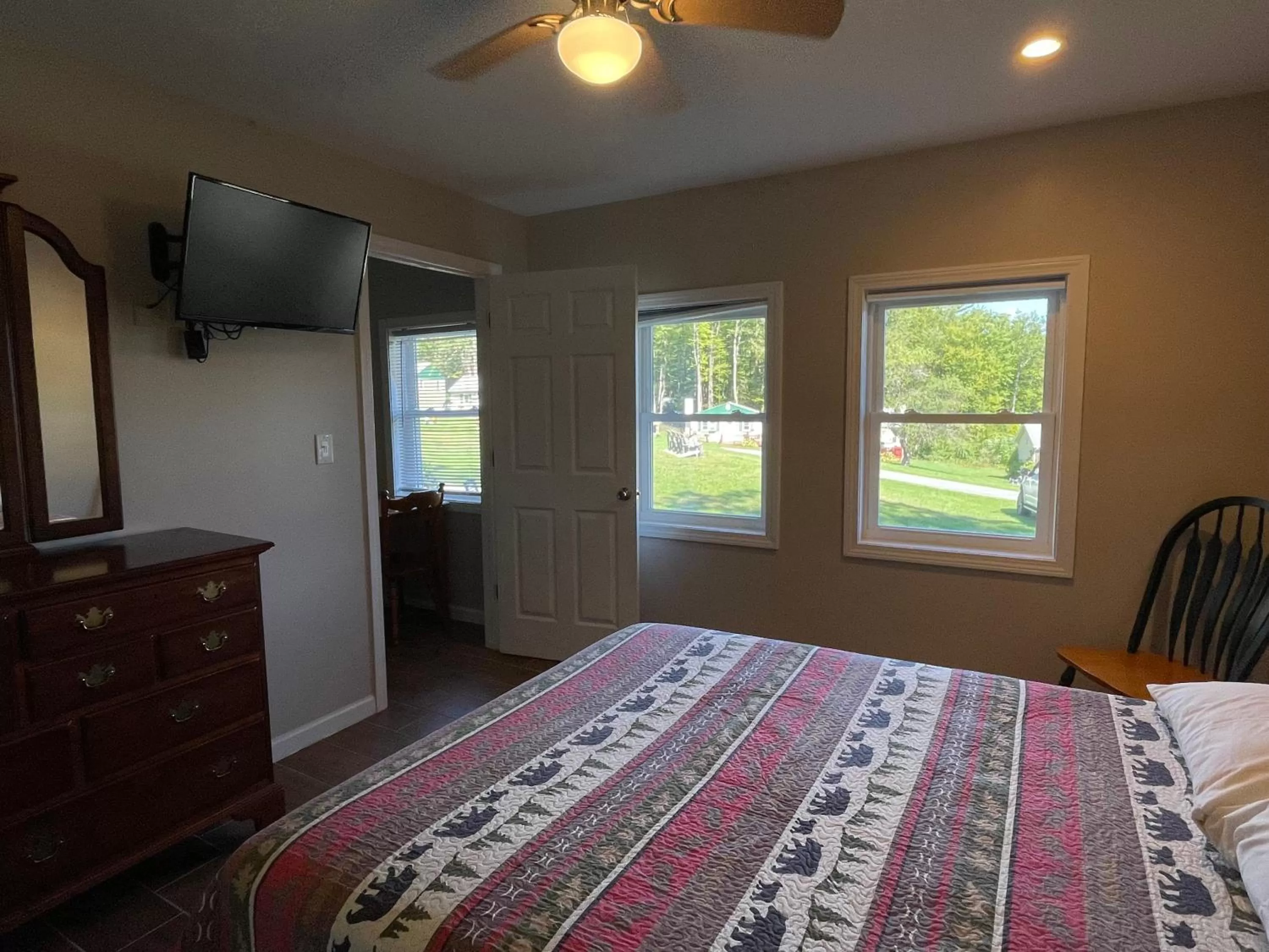 Bedroom, Bed in Hill View Motel and Cottages