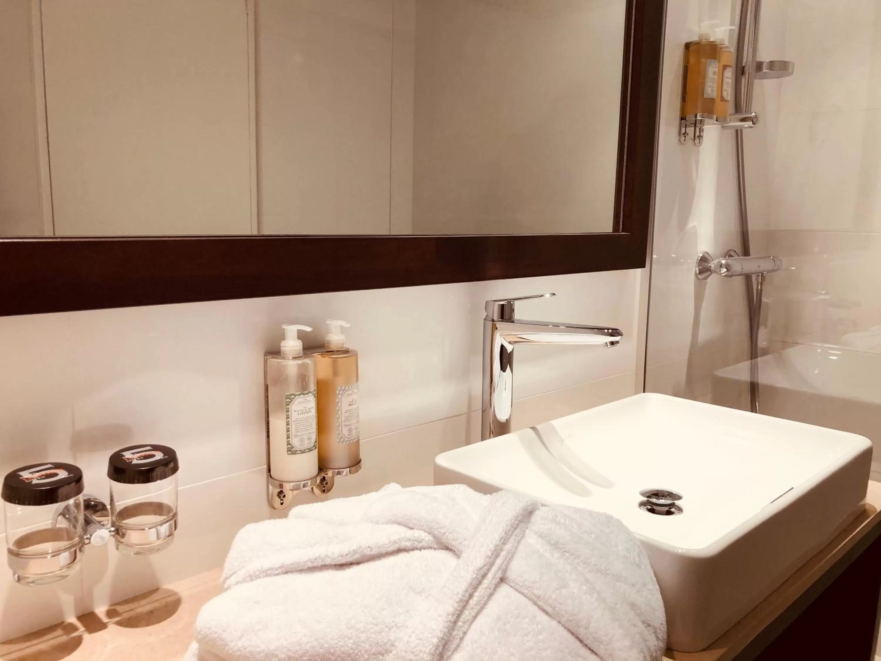 Bath in Excelsior Opera